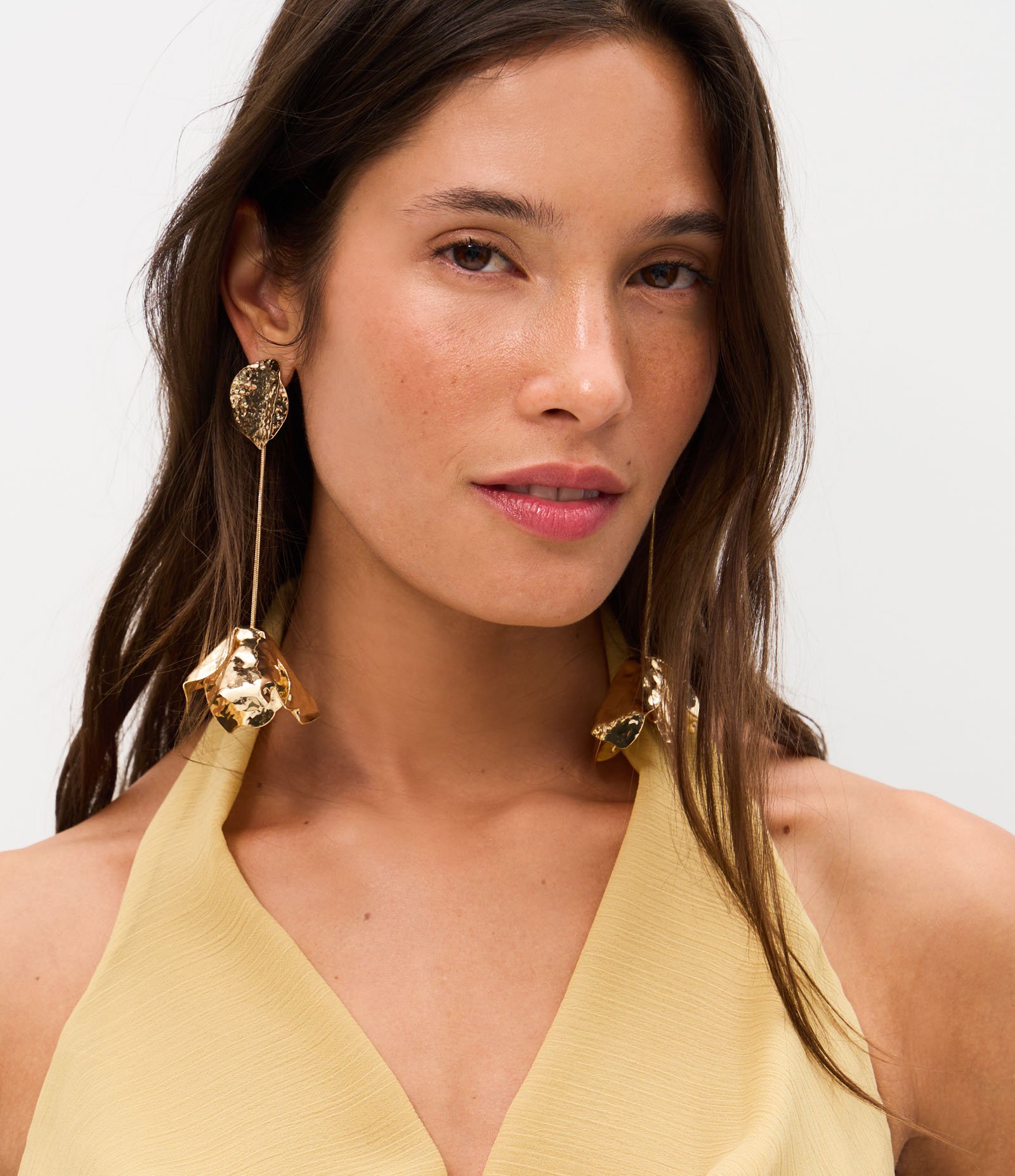 Brinco Fio em Metal com Aplicação de Pétala Martelada Dourado 1