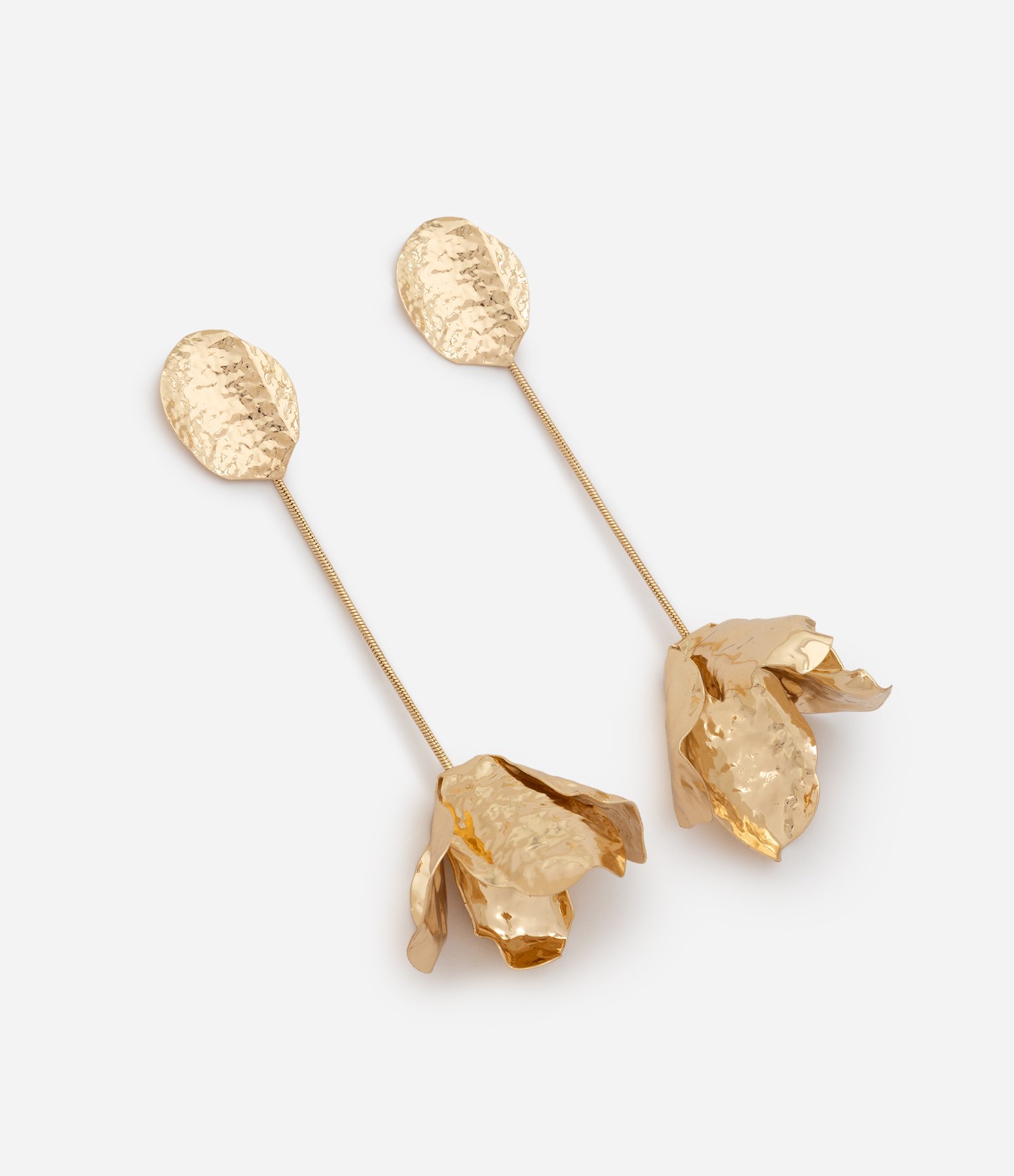 Brinco Fio em Metal com Aplicação de Pétala Martelada Dourado 2