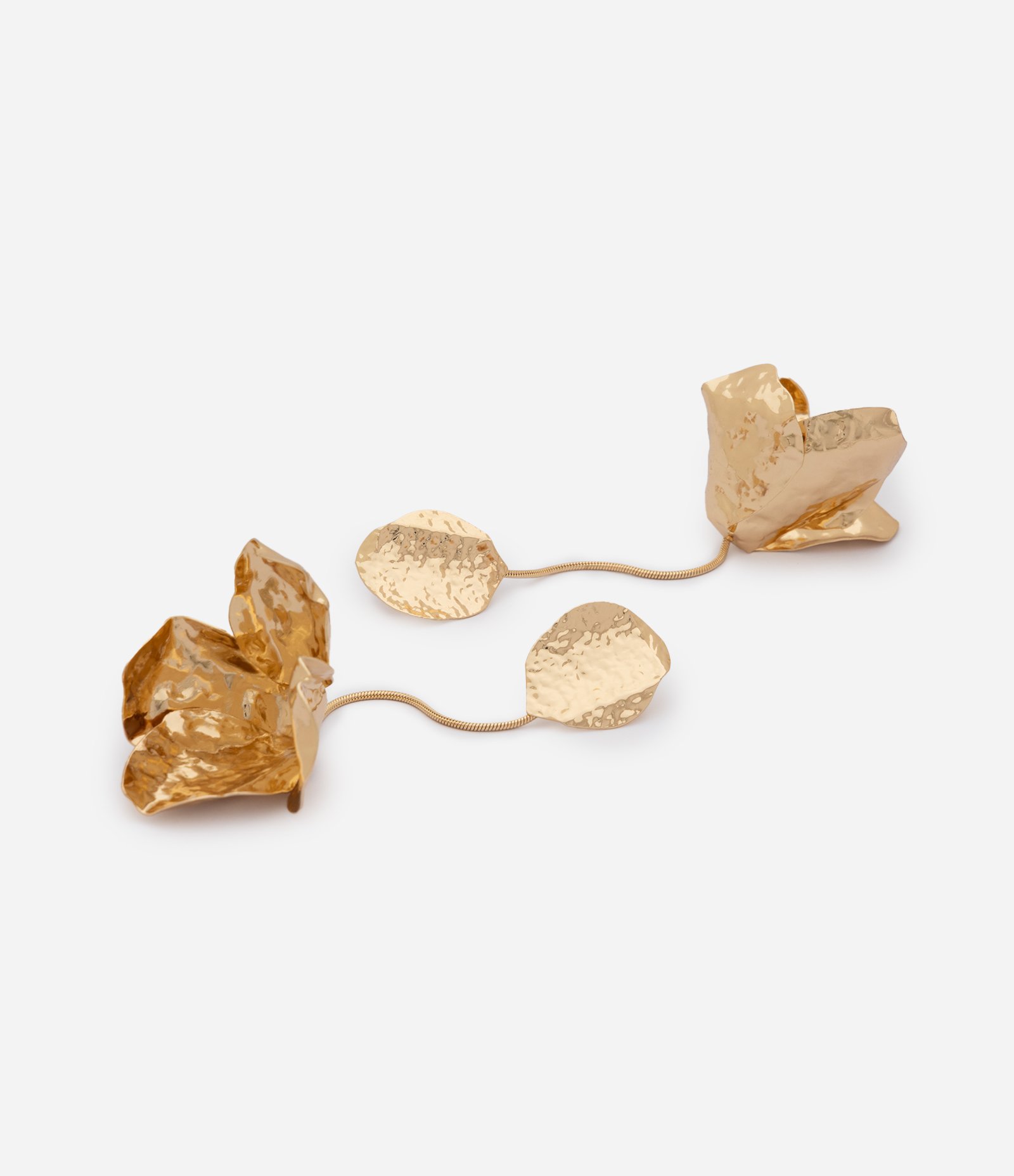 Brinco Fio em Metal com Aplicação de Pétala Martelada Dourado 3