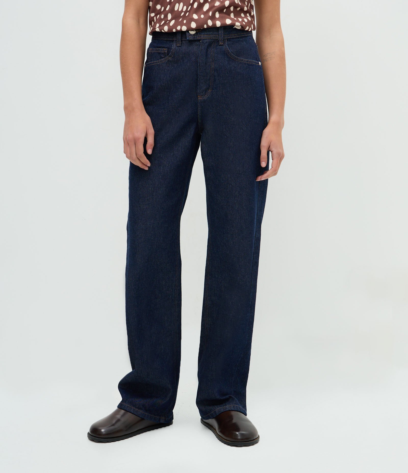 Calça Jeans Reta Comfort com Cintura Baixa e Bolsos Coração Azul Escuro 2