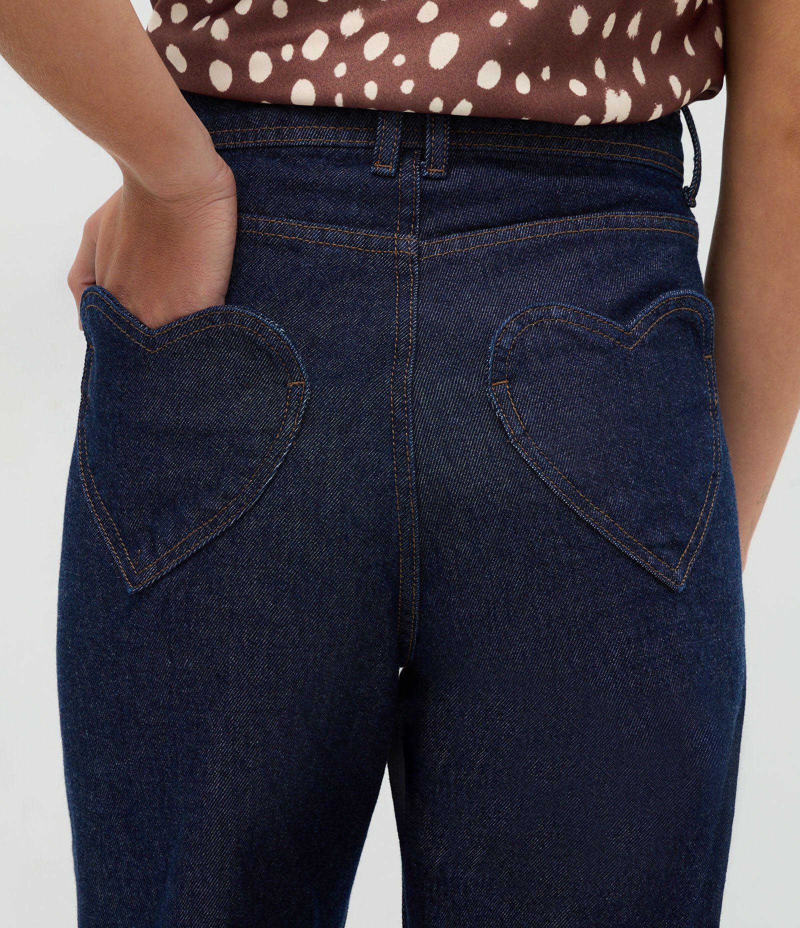 Calça Jeans Reta Comfort com Cintura Baixa e Bolsos Coração Azul Escuro 4