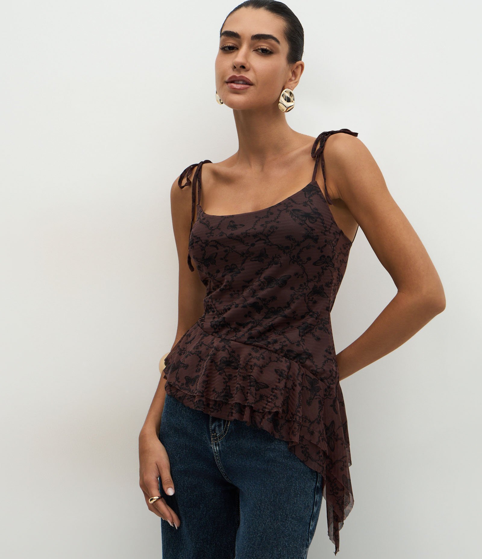 Blusa em Chiffon com Recorte Assimétrico e Babados Marrom 1