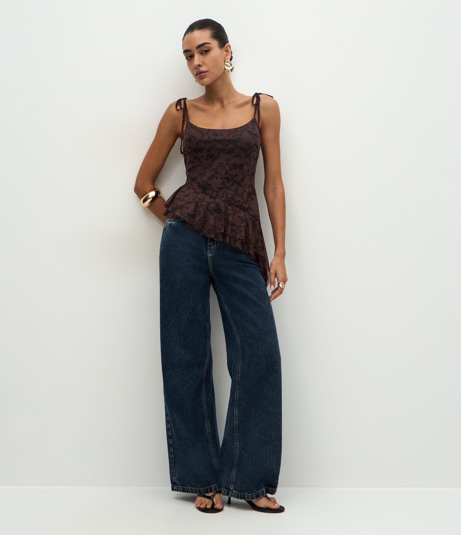 Blusa em Chiffon com Recorte Assimétrico e Babados Marrom 2
