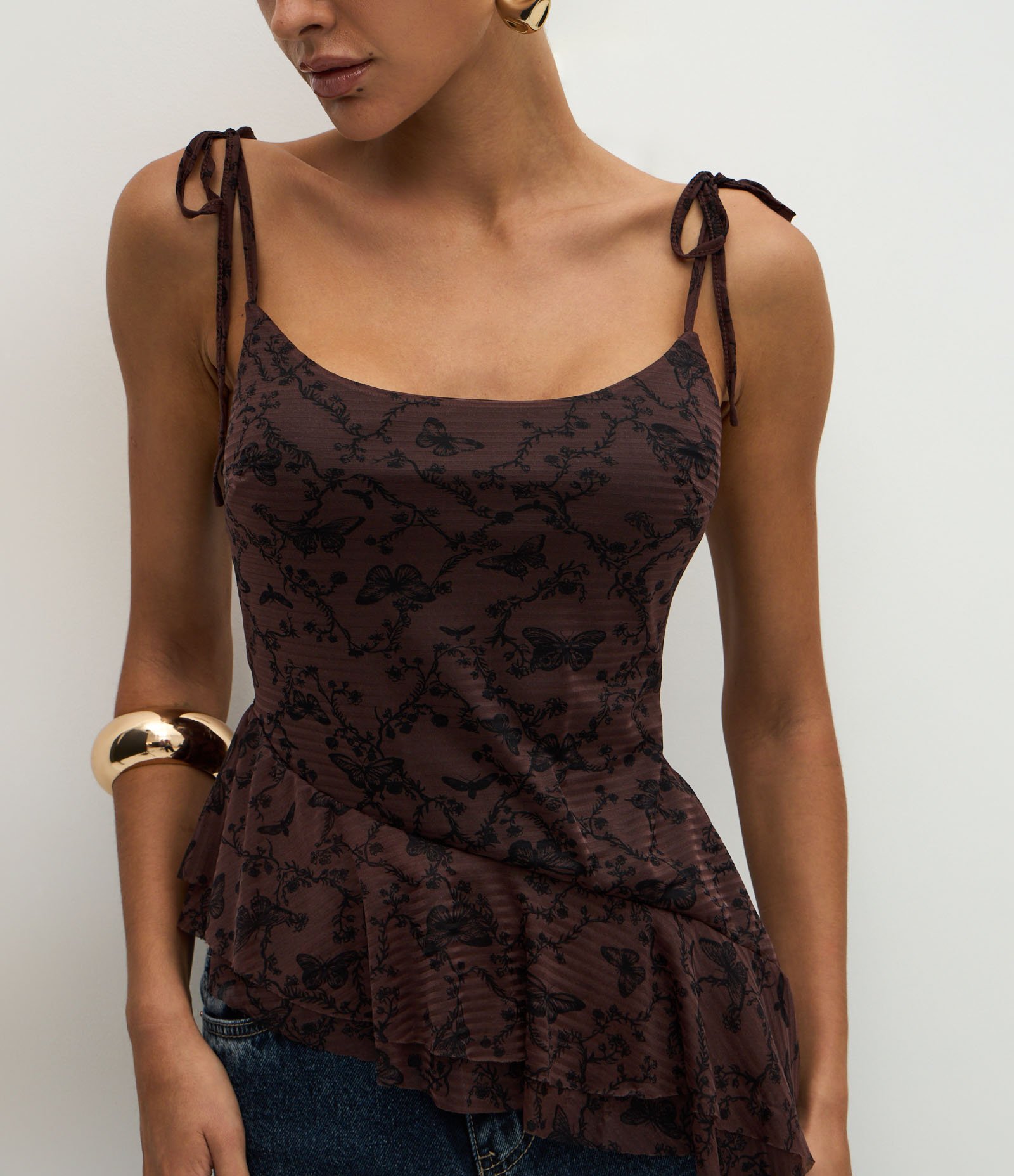Blusa em Chiffon com Recorte Assimétrico e Babados Marrom 3