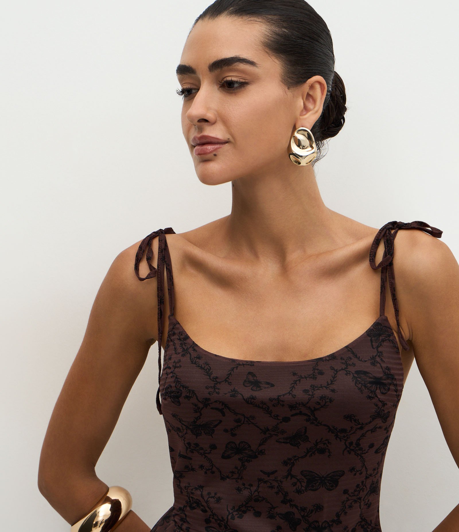 Blusa em Chiffon com Recorte Assimétrico e Babados Marrom 4
