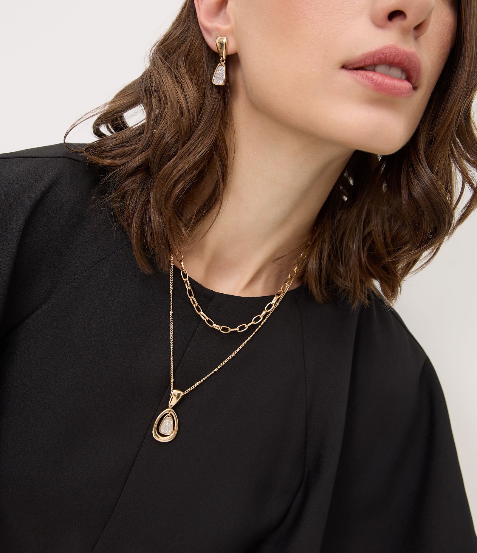 Conjunto de Colar em Camadas e Brincos com Pingente Orgânico Dourado 3