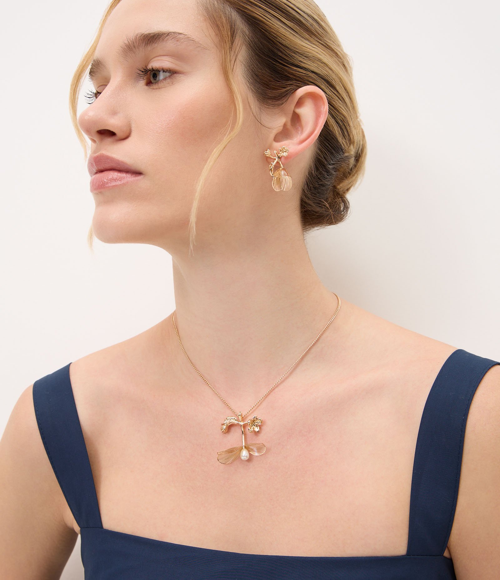 Conjunto de Colar e Brincos com Pingente de Flor e Pérola Dourado 3