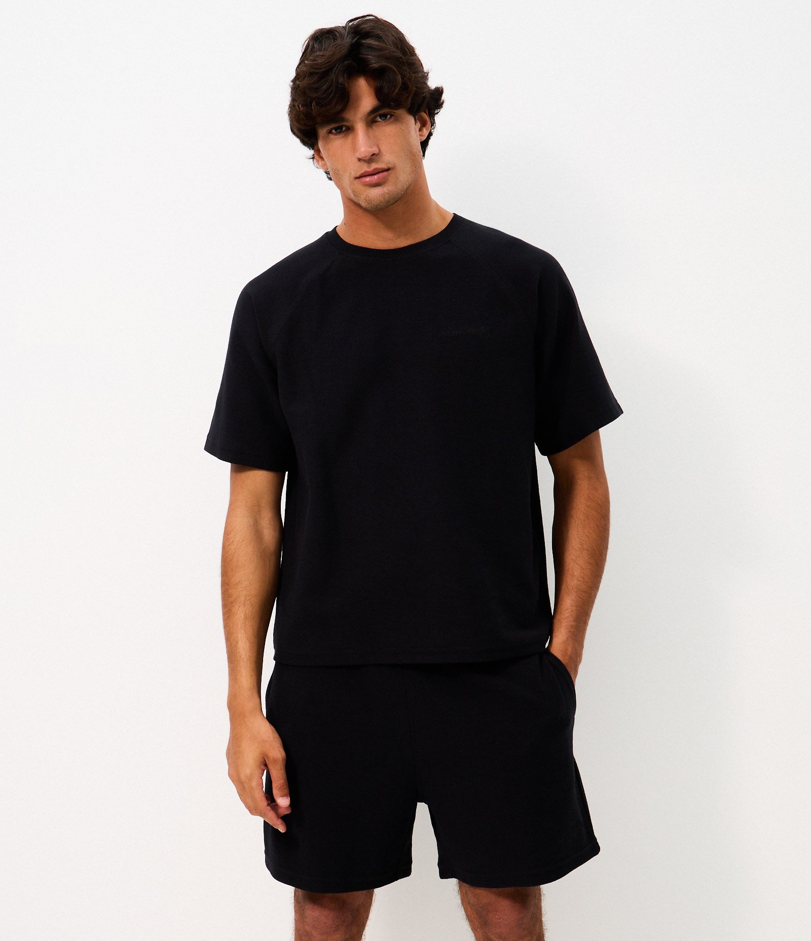 Bermuda Moletom com Bordado Preto 3