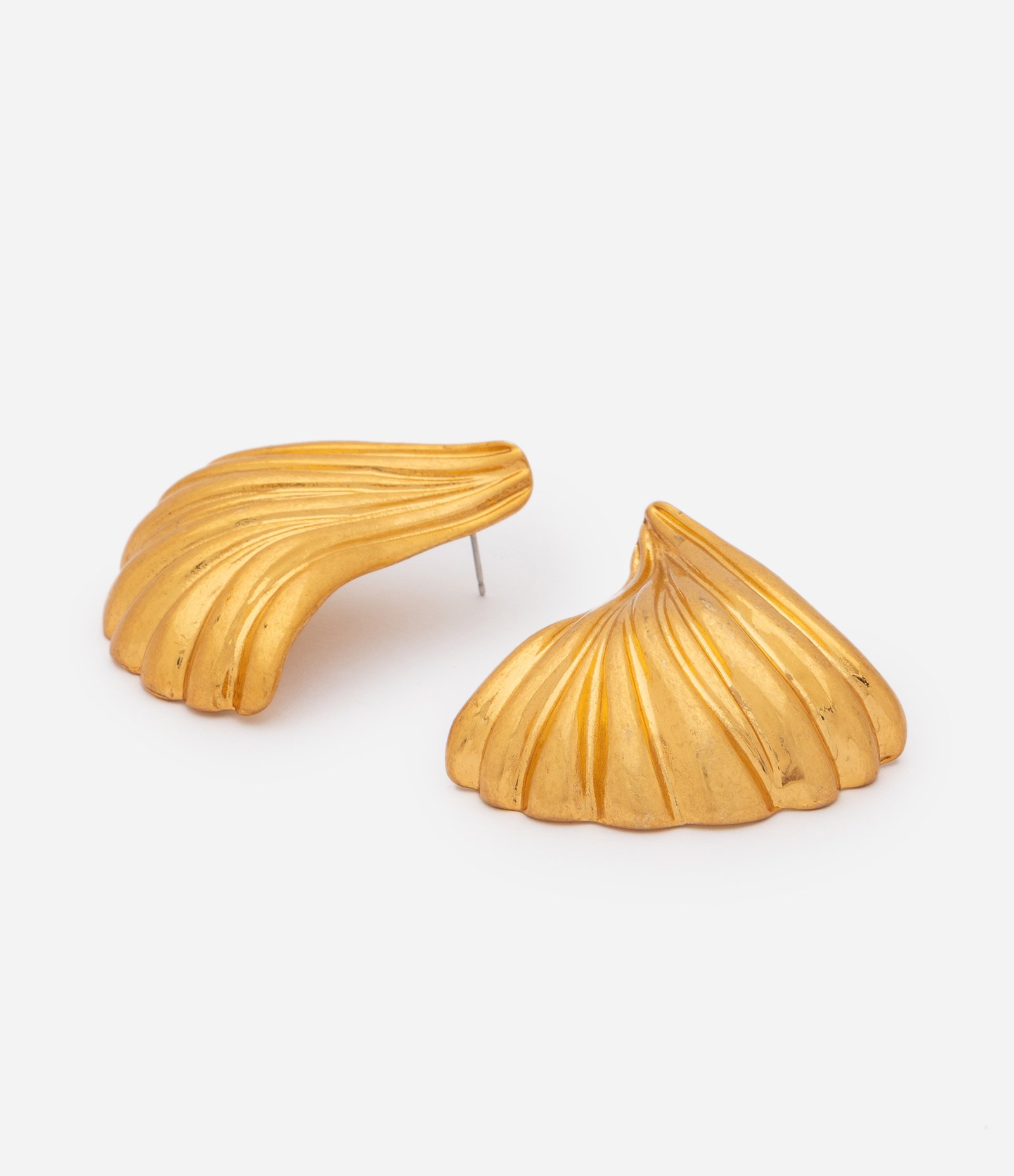 Brinco Médio Escultural com Textura Plissada Dourado 2