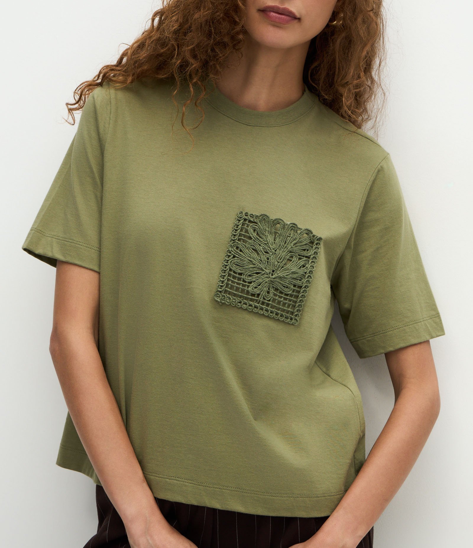 Camiseta em Algodão com Bolso Bordado Verde 4