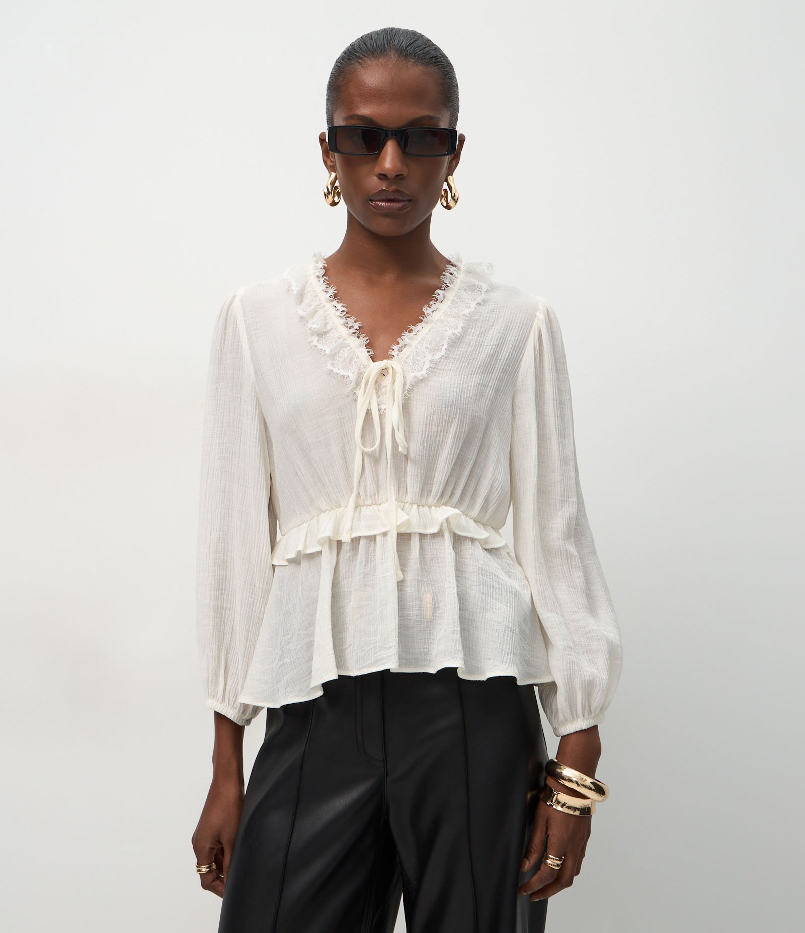 Blusa com Aplicação de Renda no Decote Branco 1
