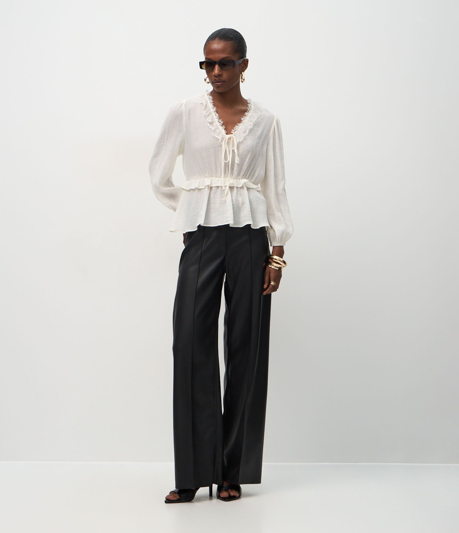 Blusa com Aplicação de Renda no Decote Branco 2