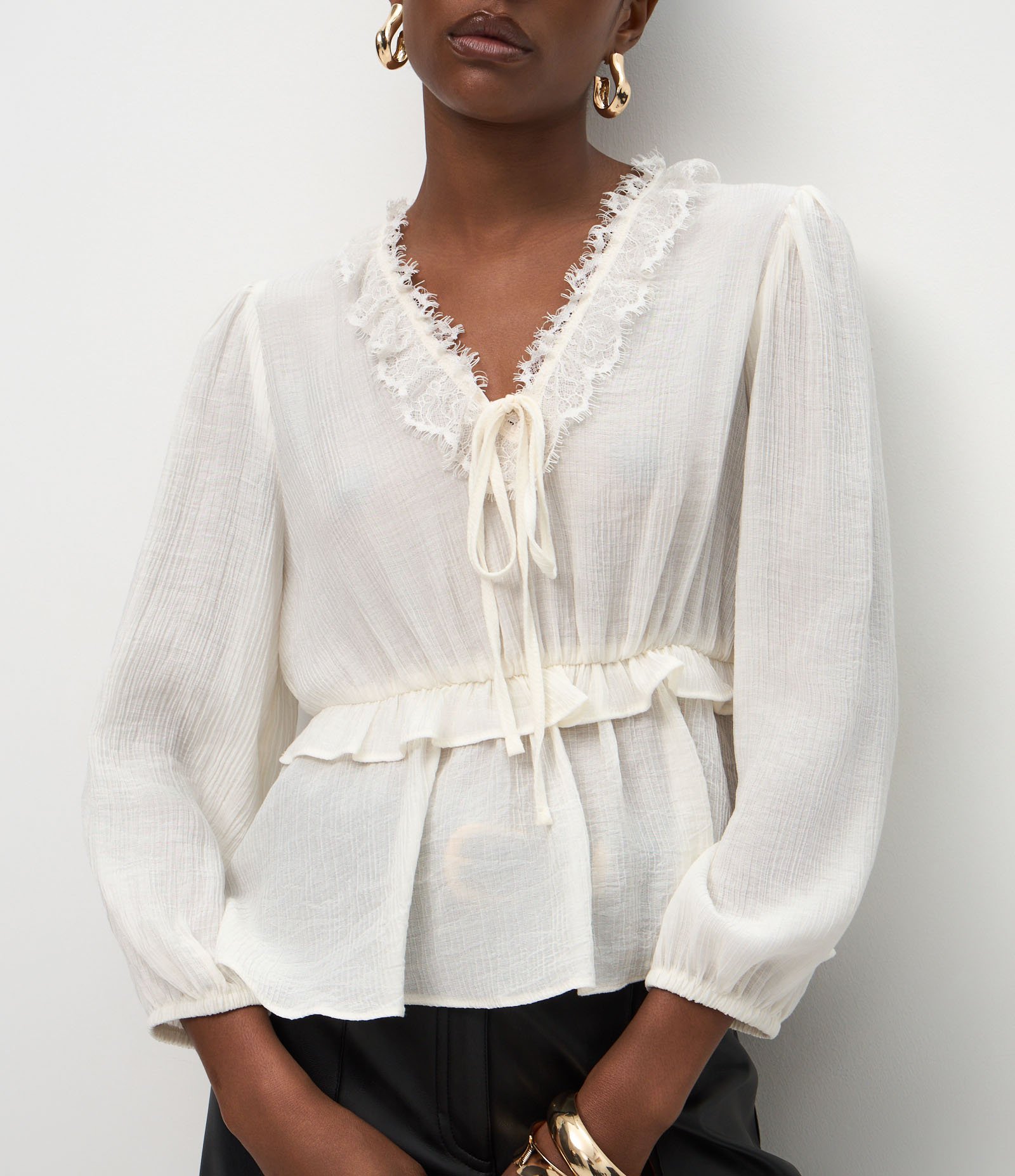 Blusa com Aplicação de Renda no Decote Branco 4