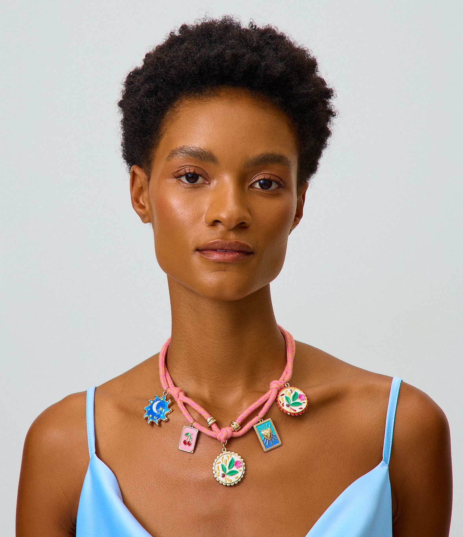 Conjunto de Colar em Fio Encerado com Pingentes e Argolas Rosa 3