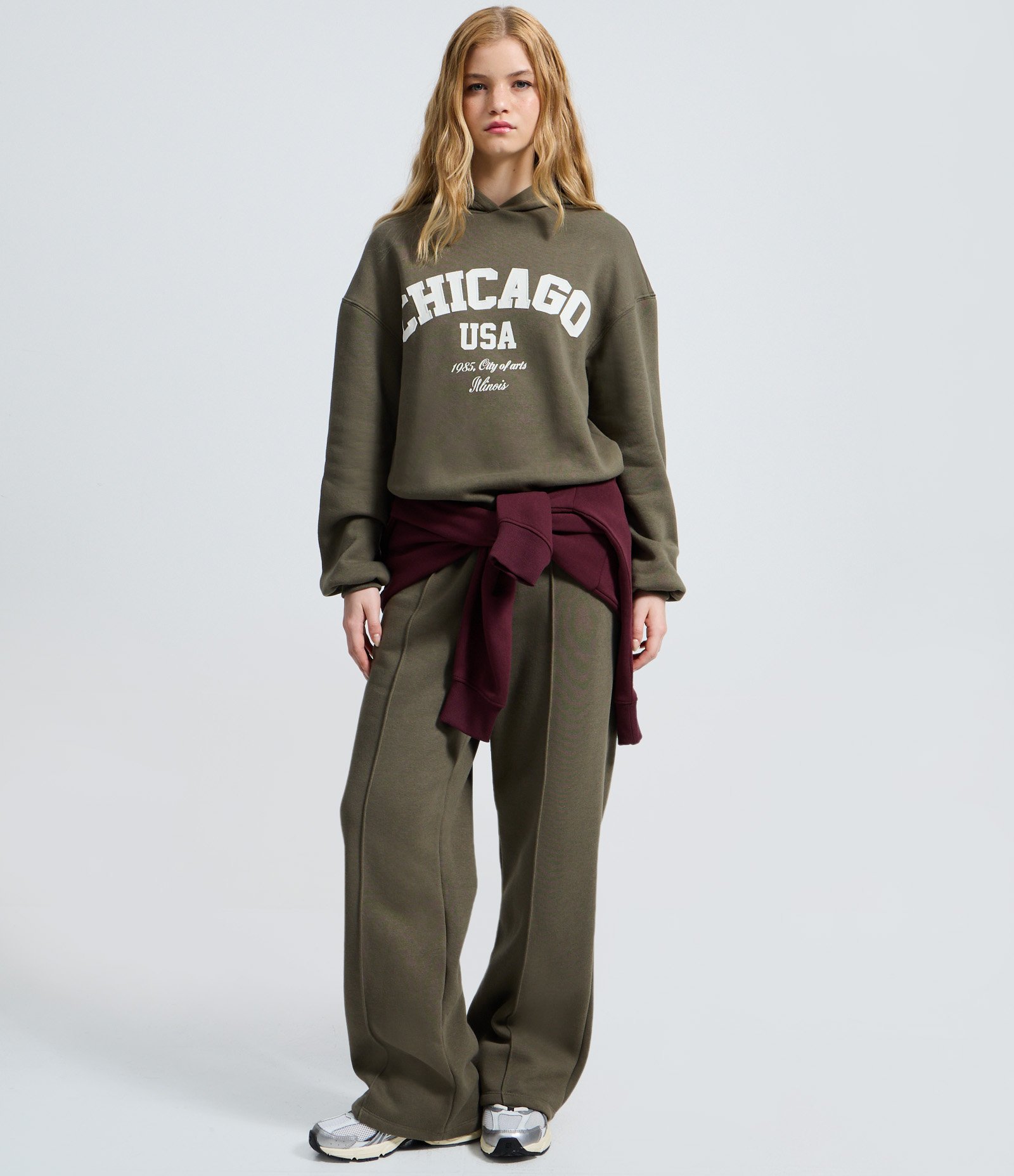 Moletom com Capuz e Lettering Chicago Verde Oliva 2