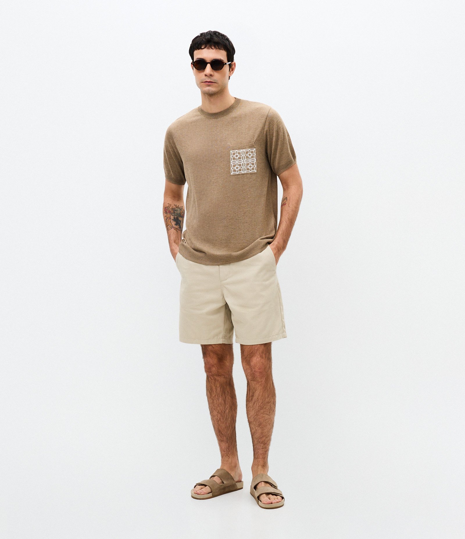 Camiseta com Bolso Frontal Marrom 2