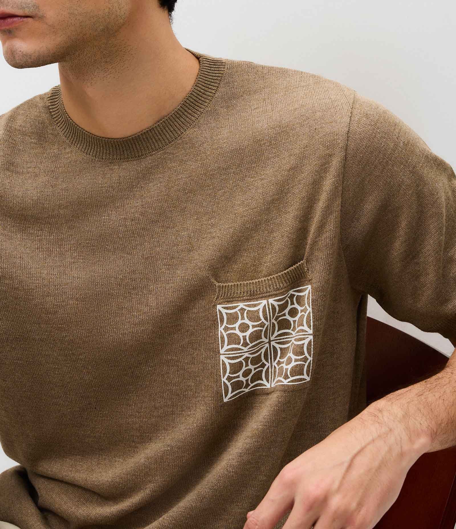 Camiseta com Bolso Frontal Marrom 3