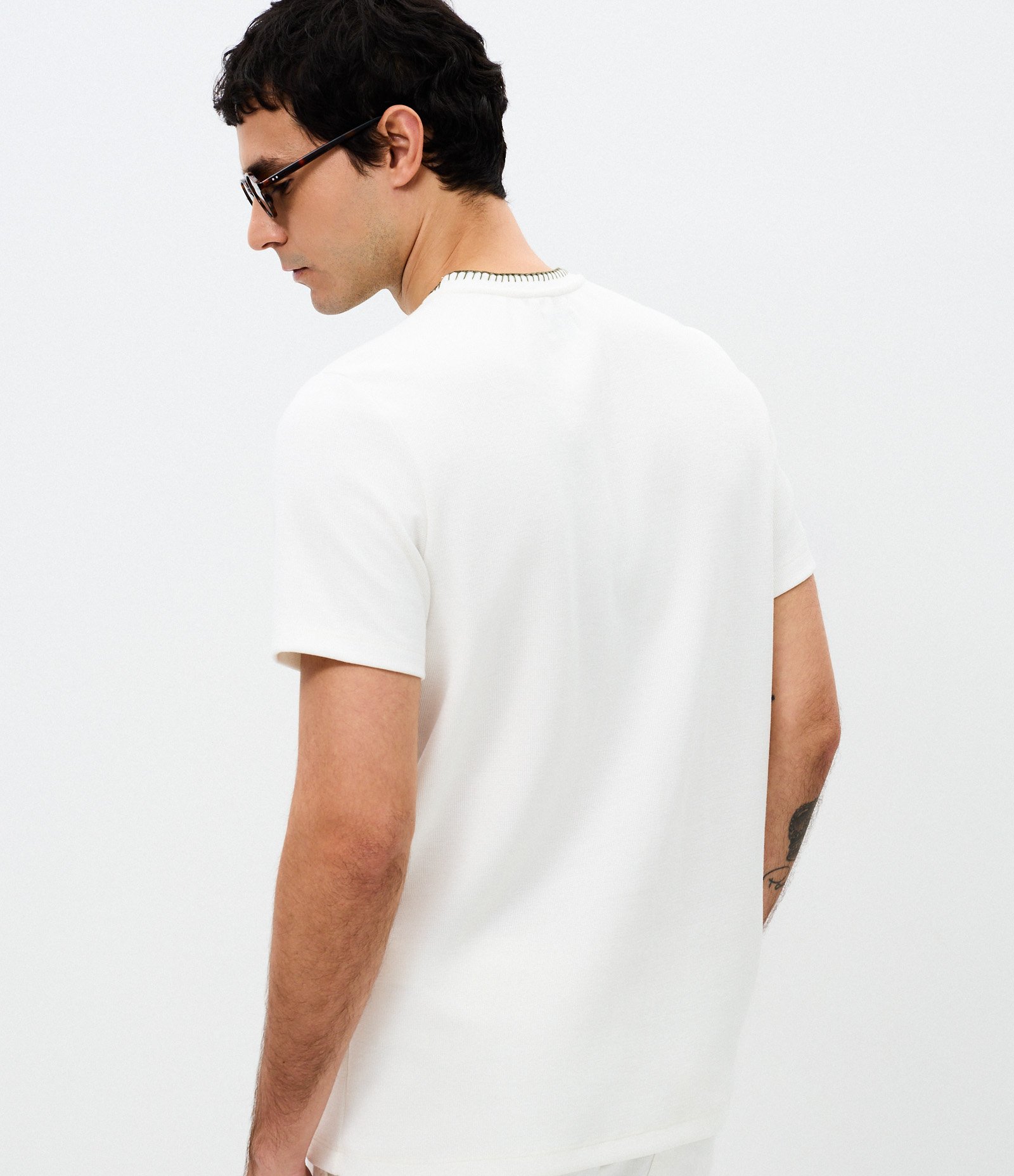 Camiseta Texturizada com Bordado Off White 3