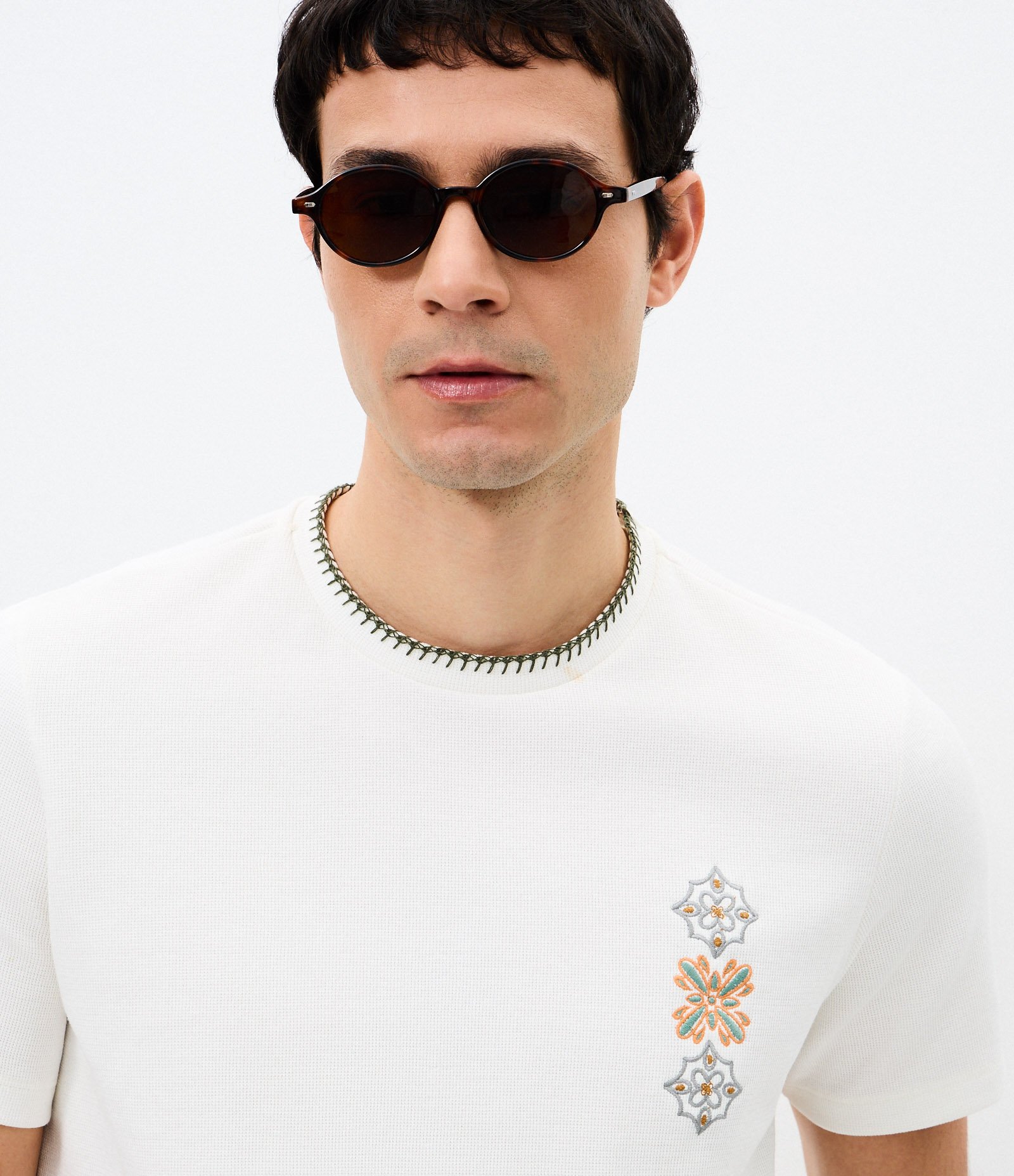 Camiseta Texturizada com Bordado Off White 4