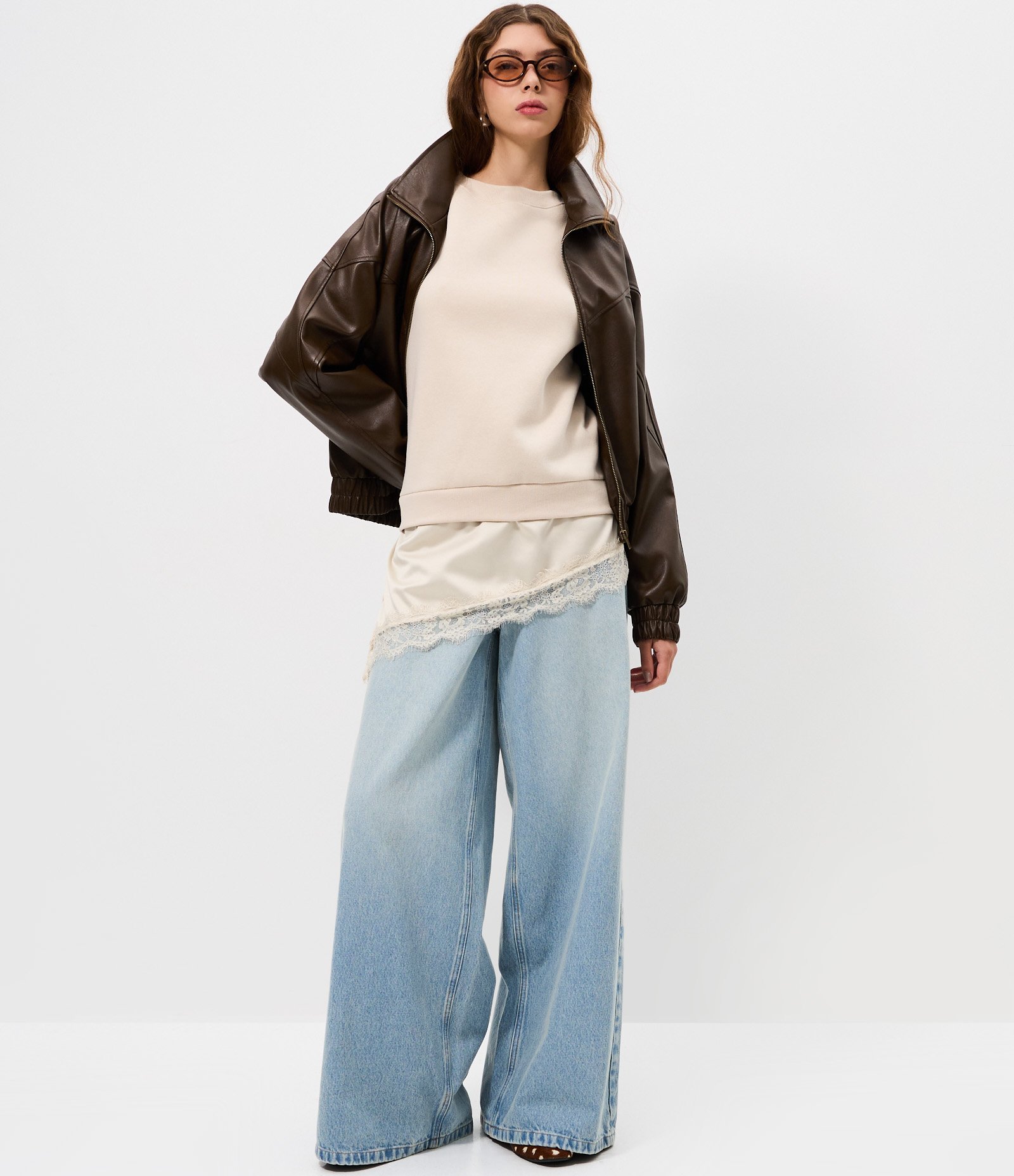 Moletom Oversized e Aplicação de Renda na Barra Off White 2