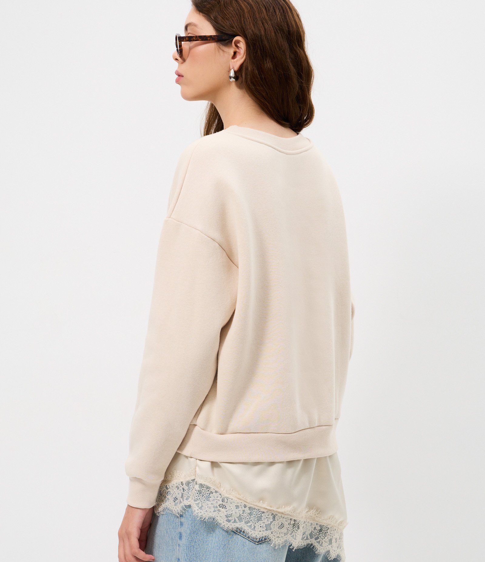 Moletom Oversized e Aplicação de Renda na Barra Off White 4