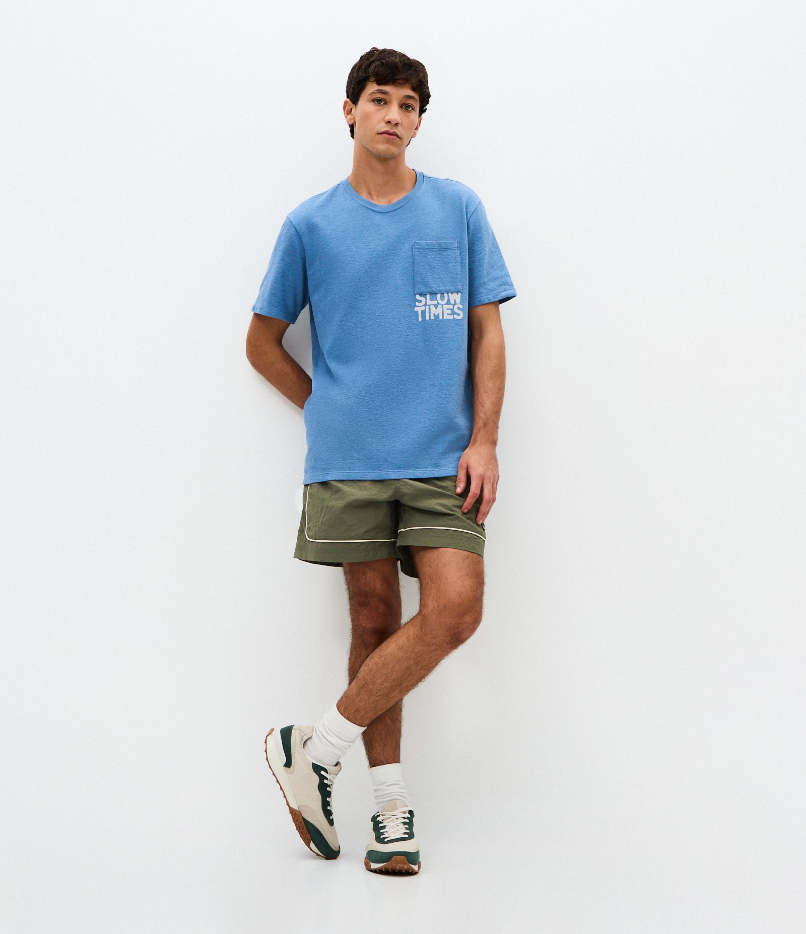 Camiseta Manga Curta com Bolso e Lettering Slow Times Azul 2