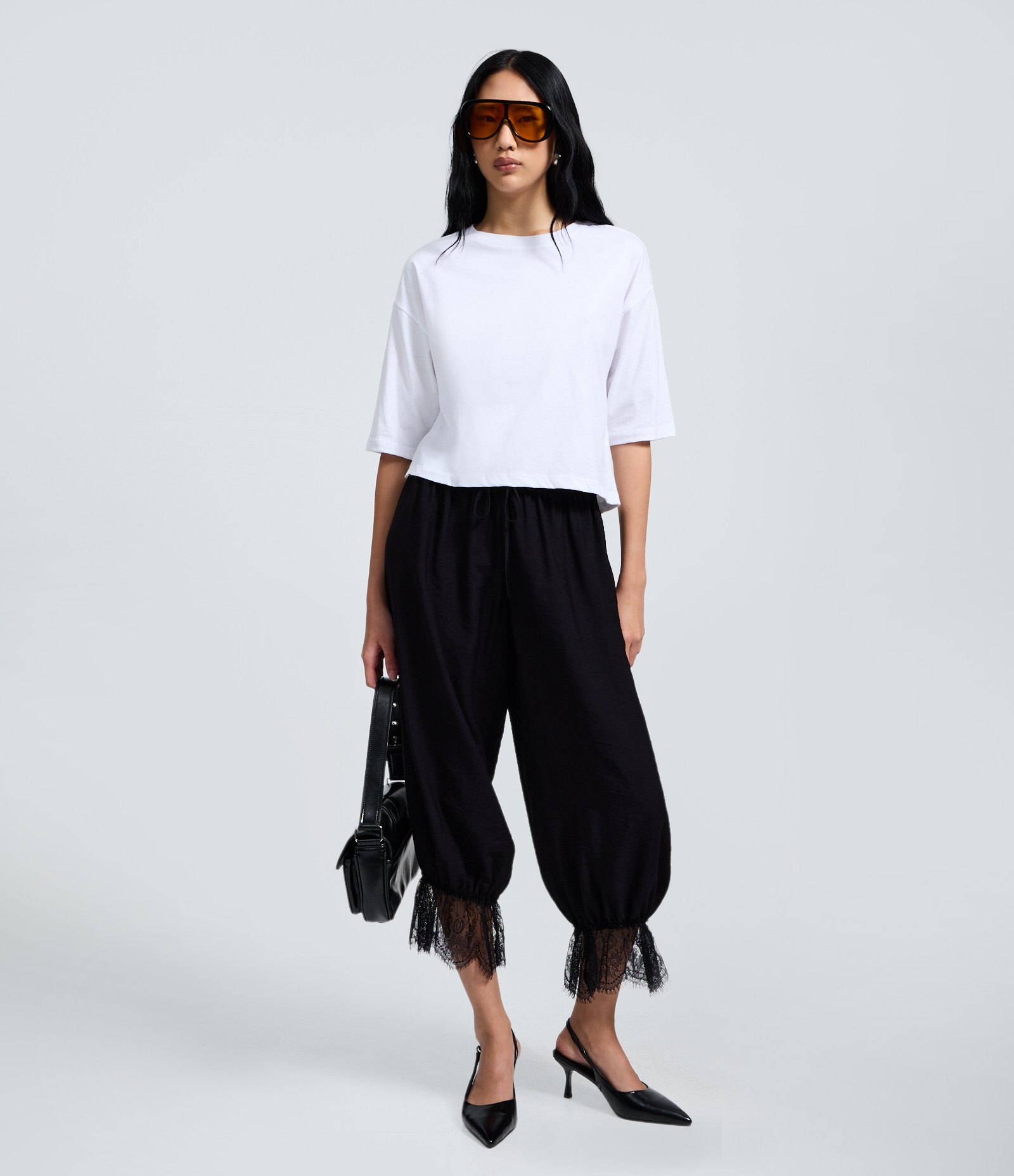 Calça Aladim em Viscose com Renda na Barra Preto 1