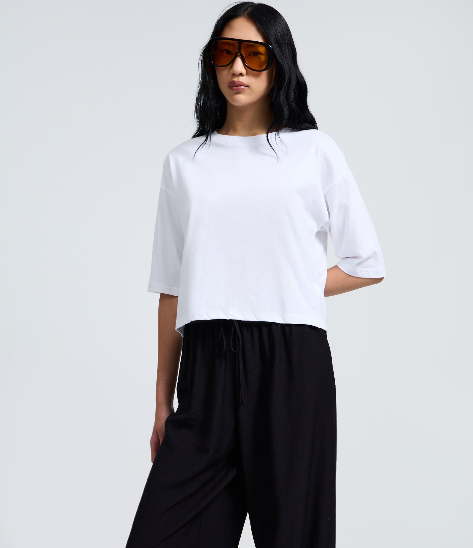 Calça Aladim em Viscose com Renda na Barra Preto 2