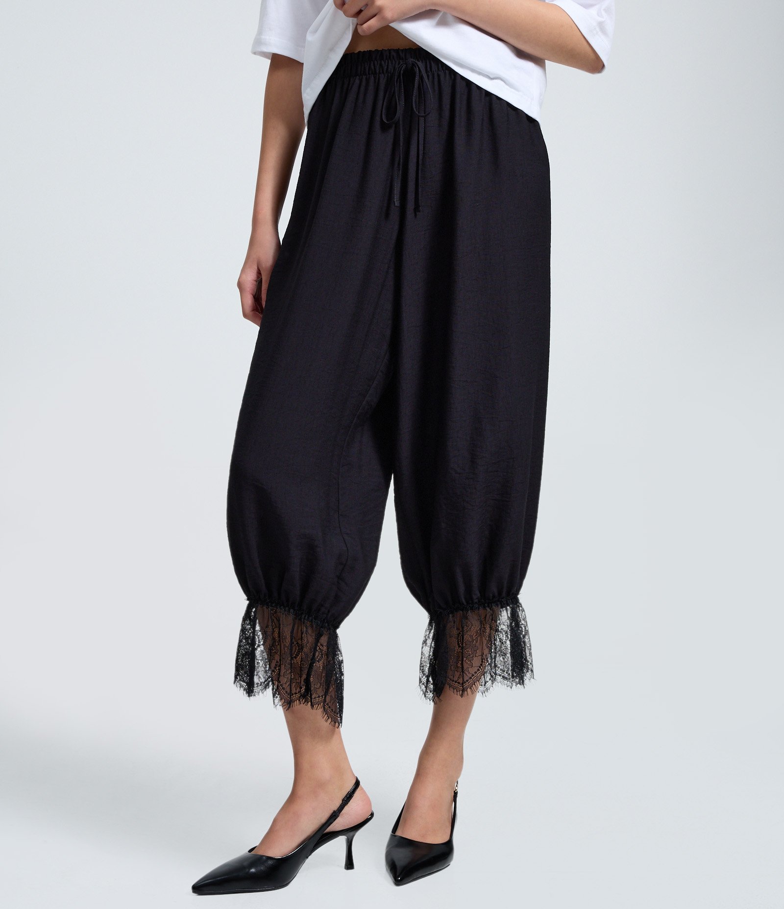 Calça Aladim em Viscose com Renda na Barra Preto 3