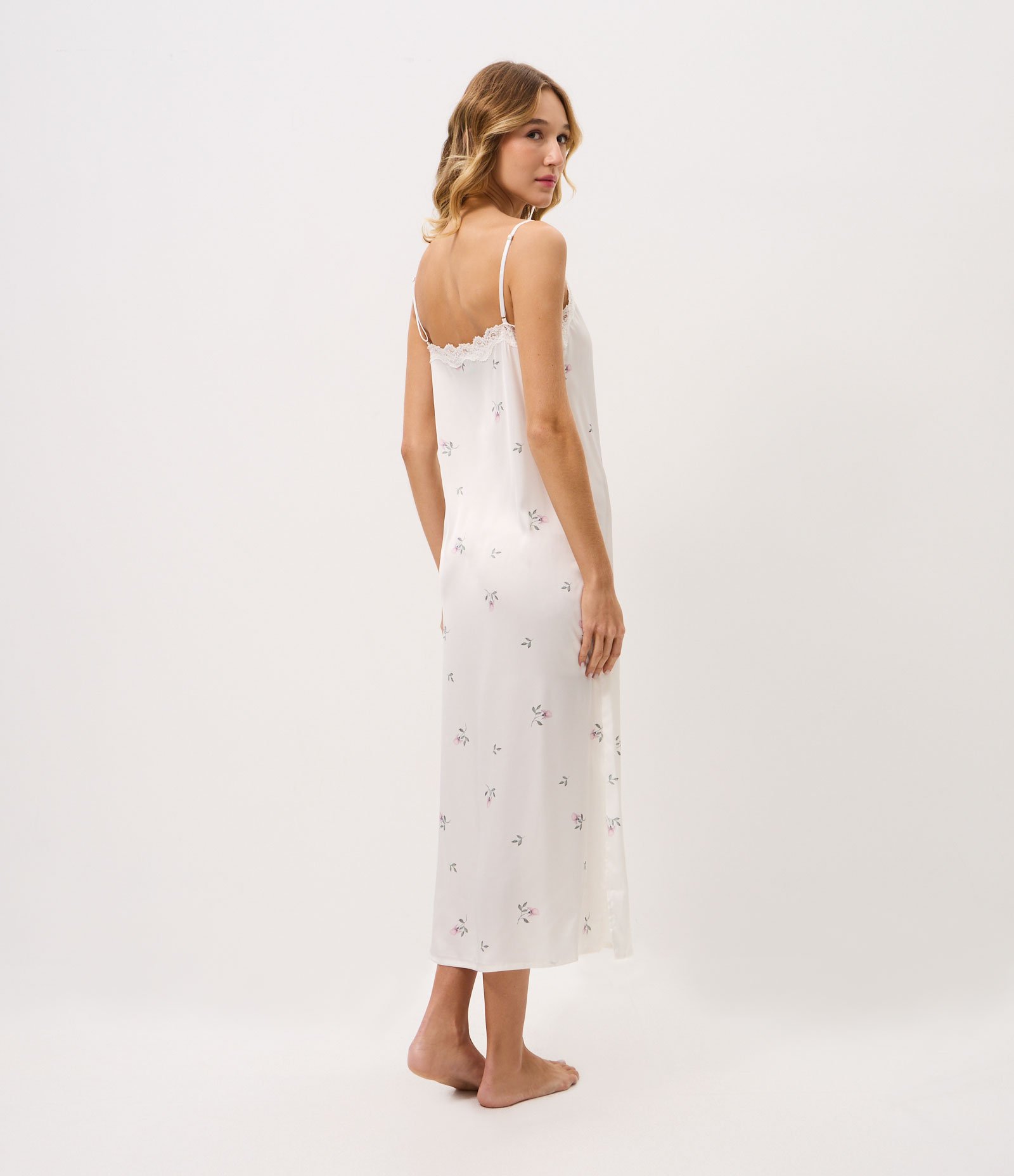 Camisola em Cetim com Estampa Floral e Renda Branco 4