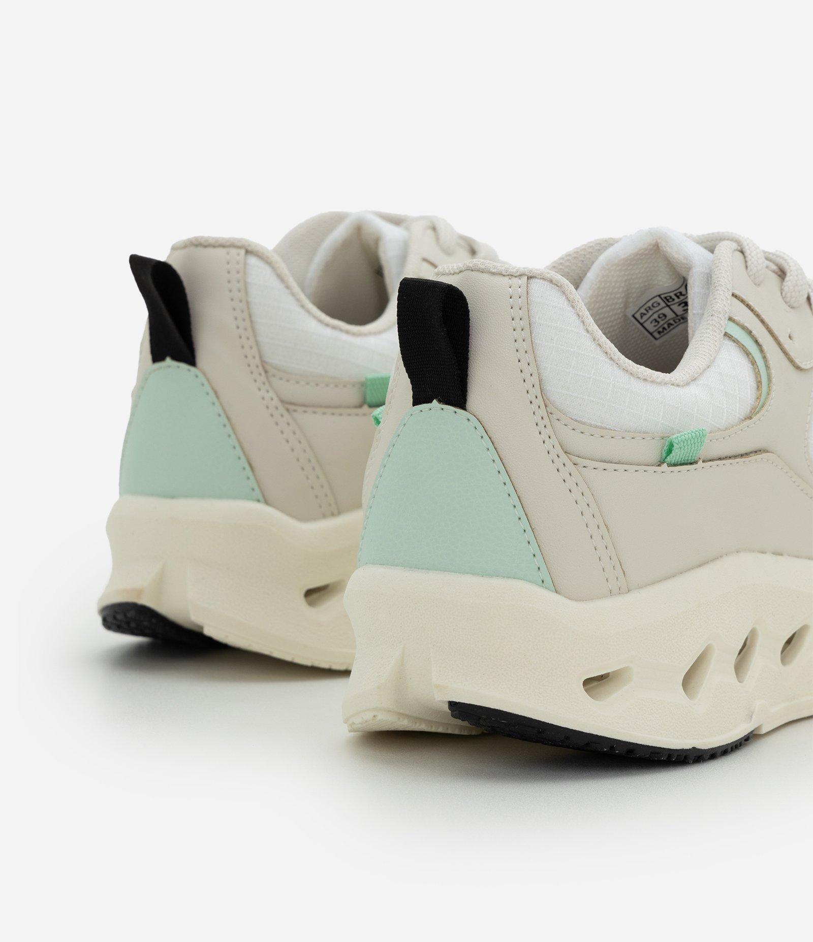 Tênis Jogging com Recortes e Puxador Traseiro Branco 6