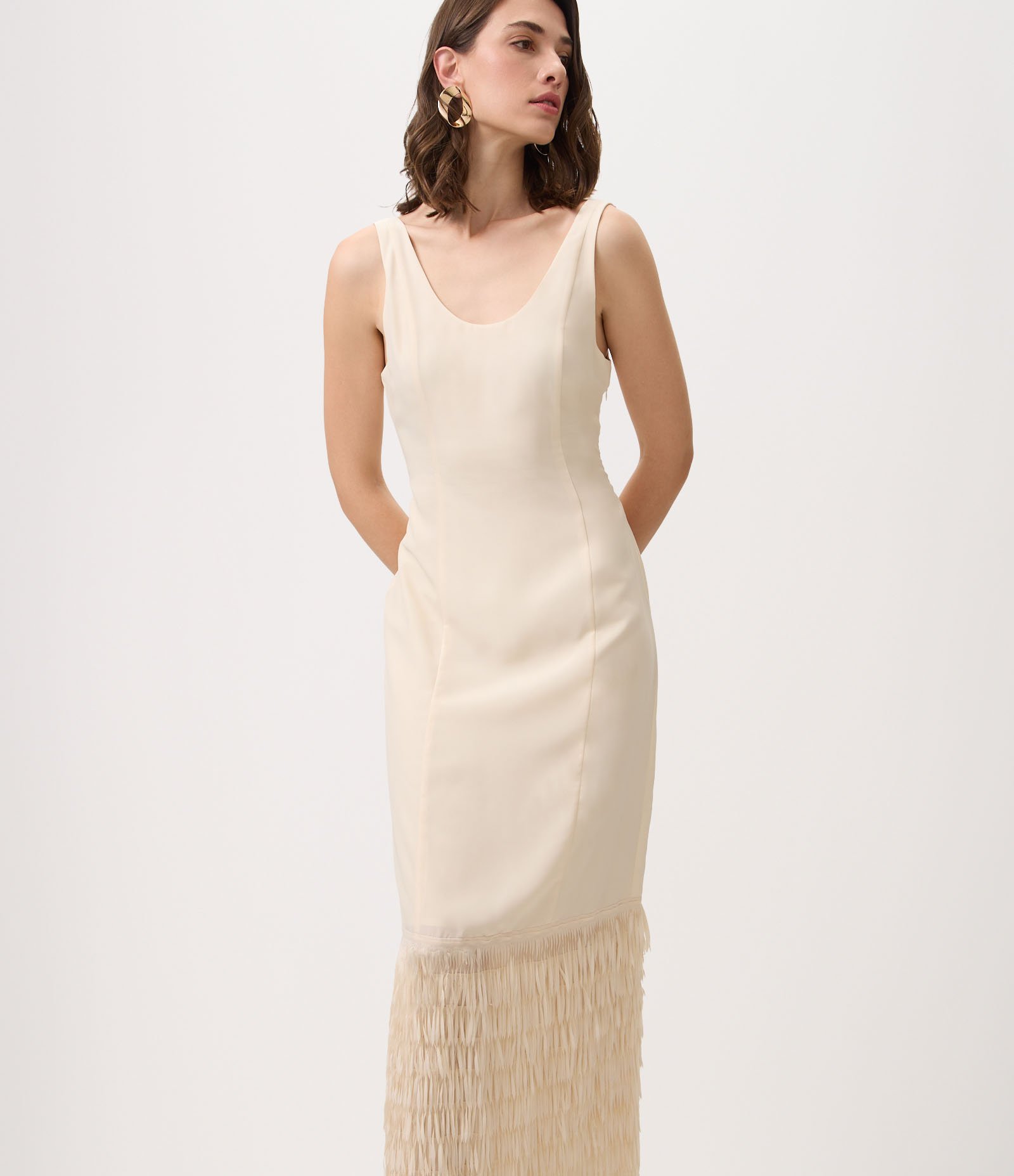 Vestido Midi em Crepe com Decote U e Franjas na Barra Bege 1