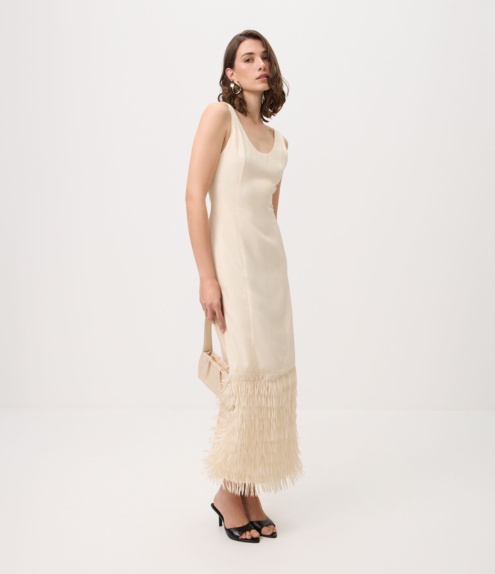 Vestido Midi em Crepe com Decote U e Franjas na Barra Bege 2
