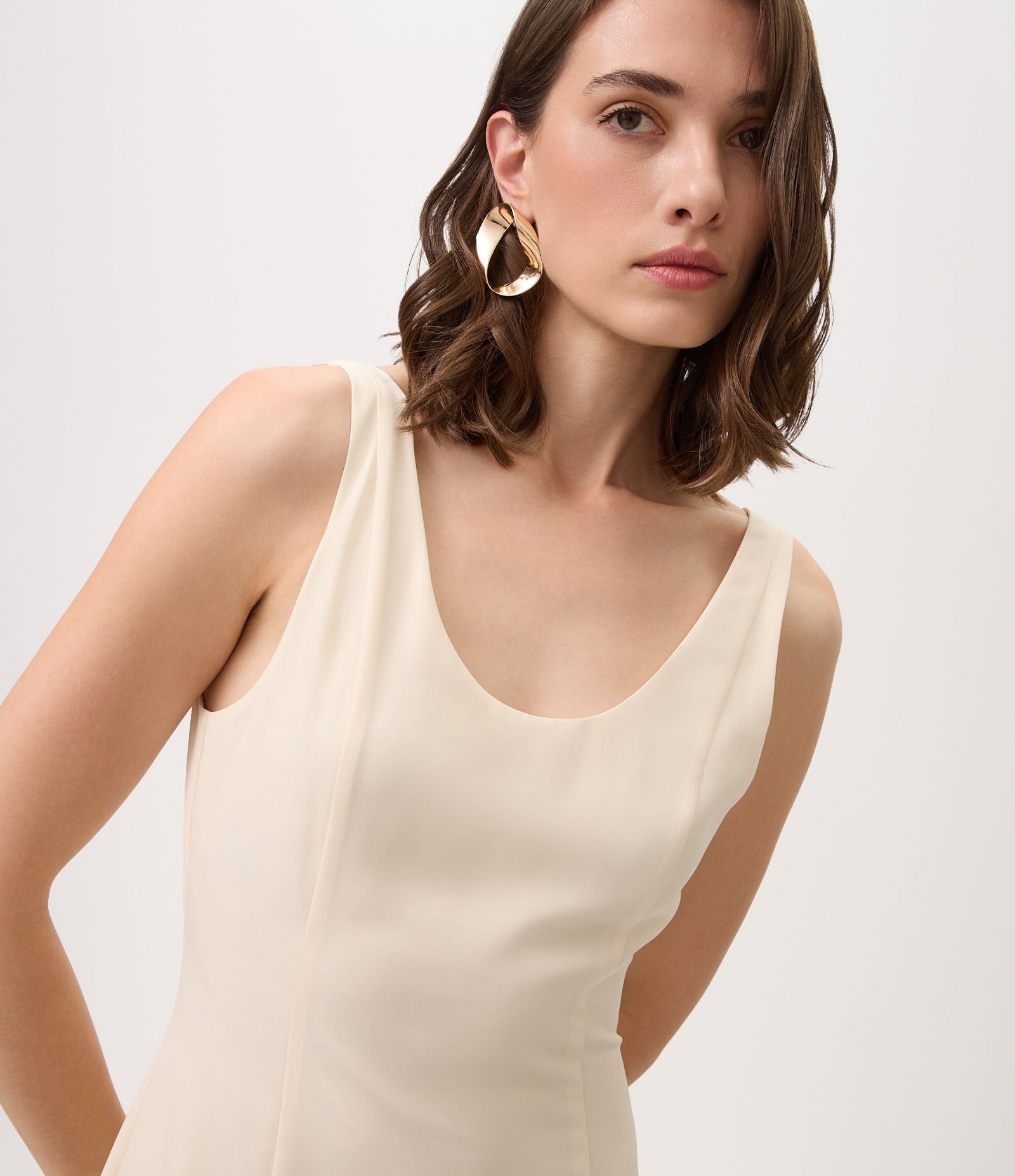 Vestido Midi em Crepe com Decote U e Franjas na Barra Bege 3