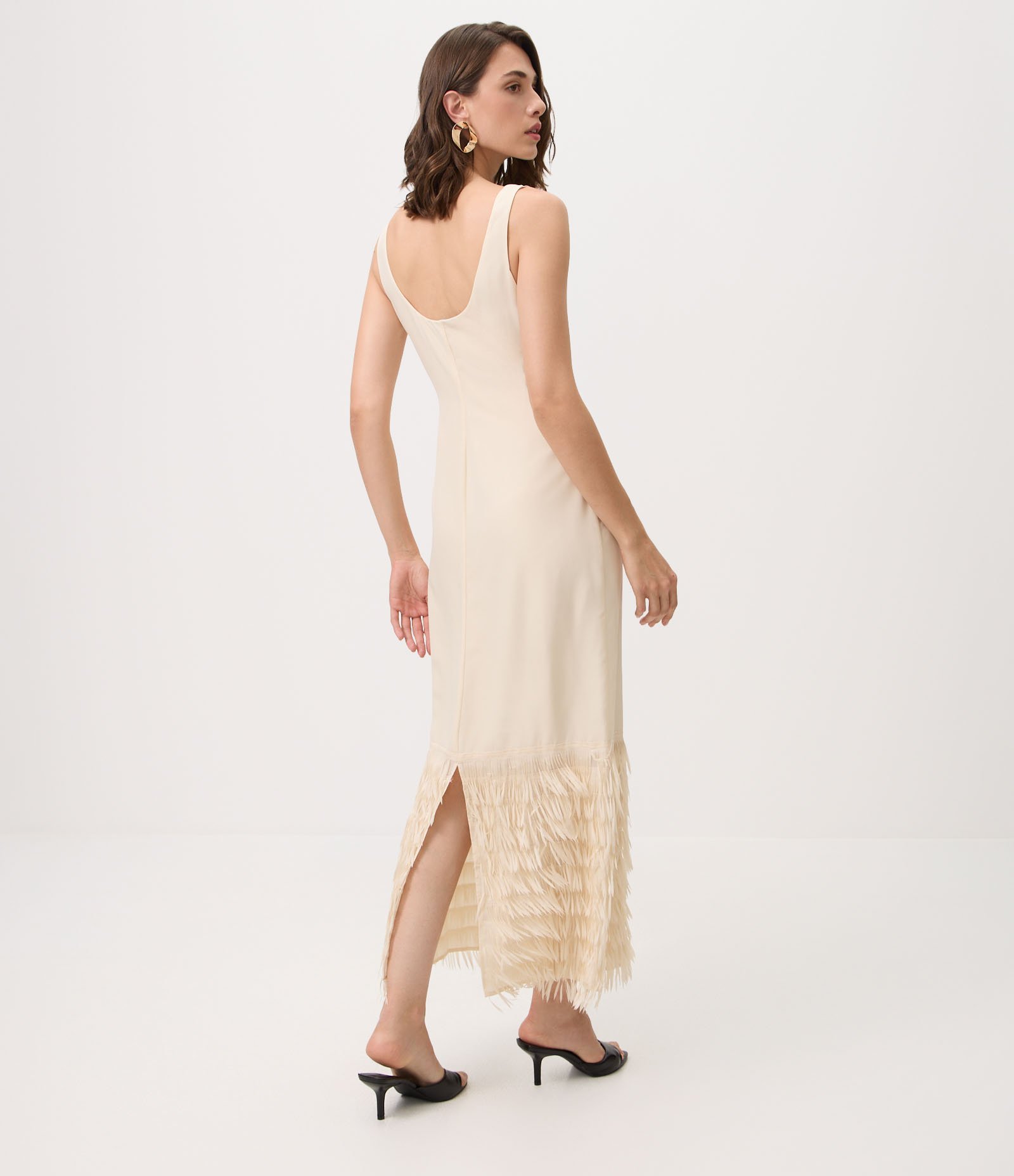Vestido Midi em Crepe com Decote U e Franjas na Barra Bege 4