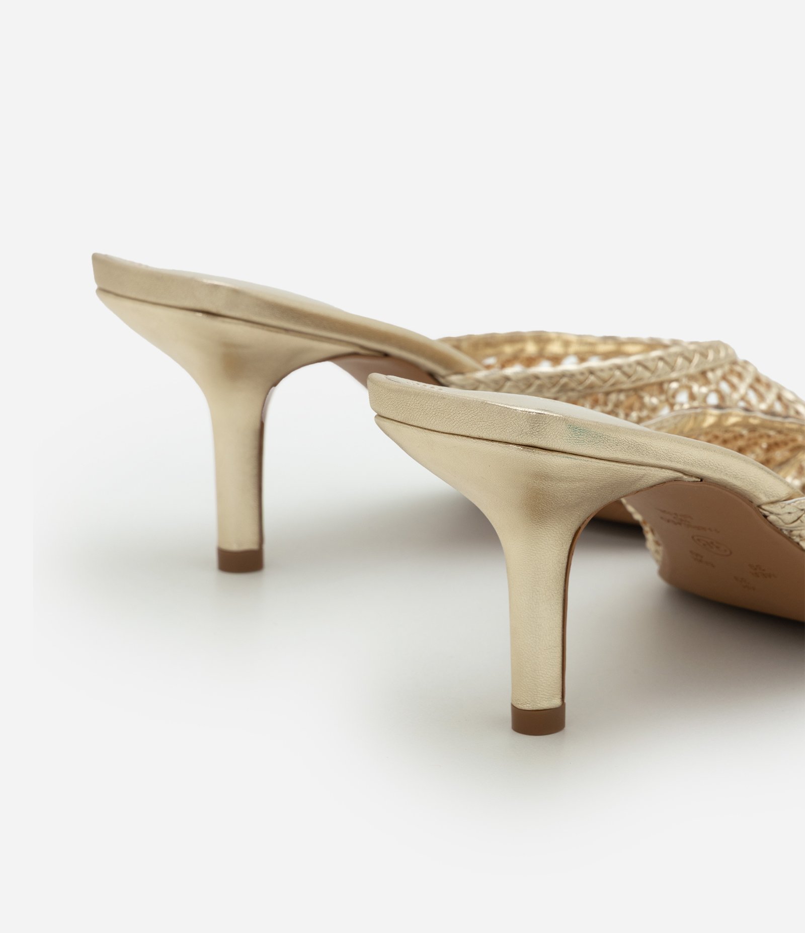 Sandália Mule em PU com Bico Folha Dourado 4