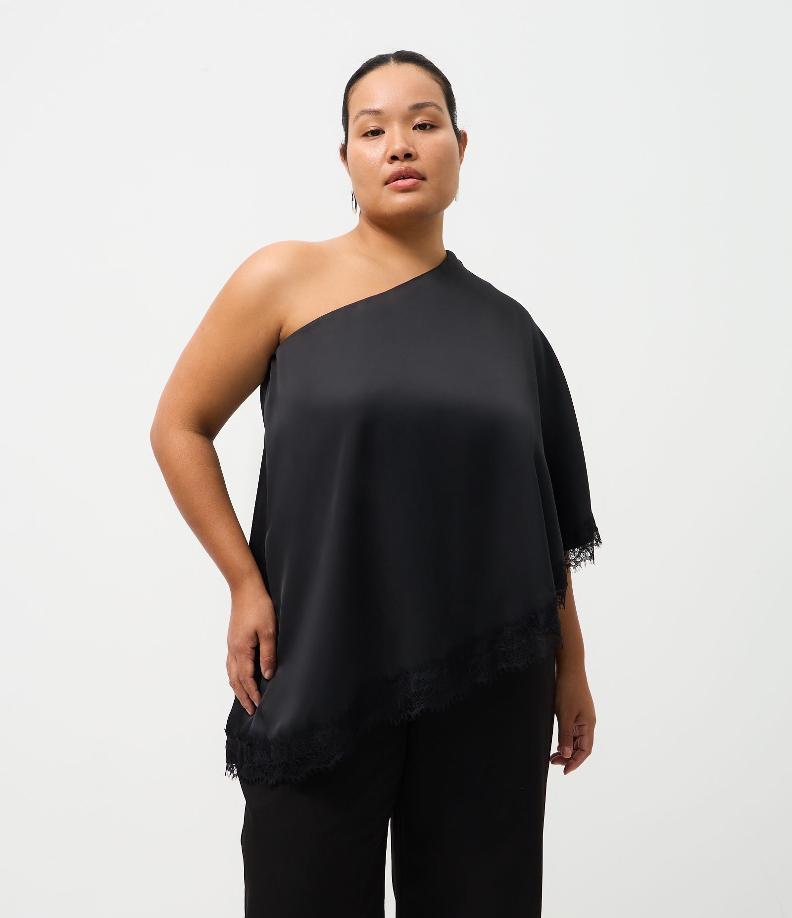 Blusa Acetinada com Renda Aplicada na Barra Curve & Plus Size Preto 1