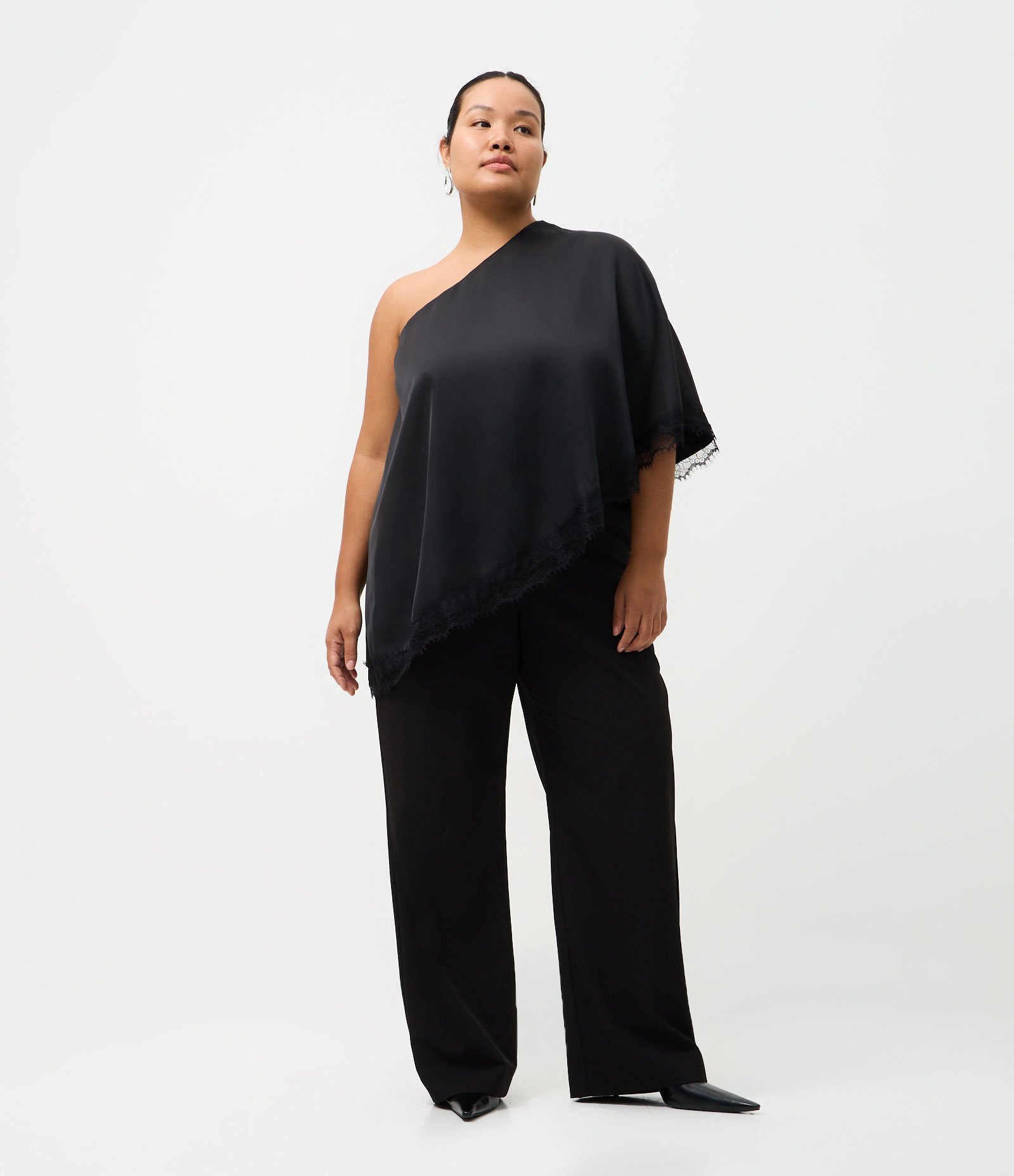 Blusa Acetinada com Renda Aplicada na Barra Curve & Plus Size Preto 2