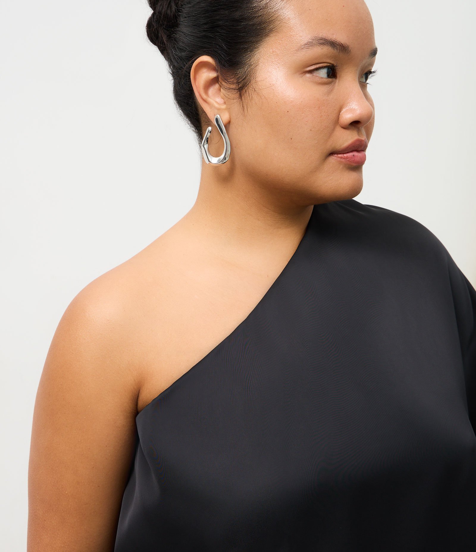 Blusa Acetinada com Renda Aplicada na Barra Curve & Plus Size Preto 3