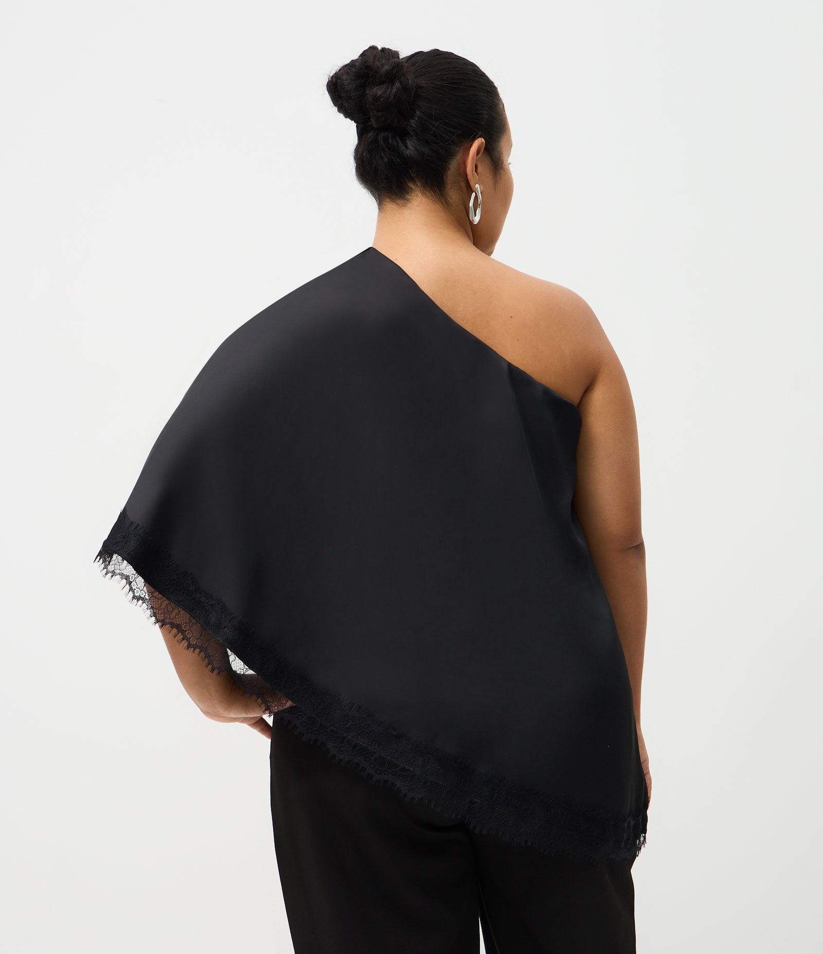 Blusa Acetinada com Renda Aplicada na Barra Curve & Plus Size Preto 4
