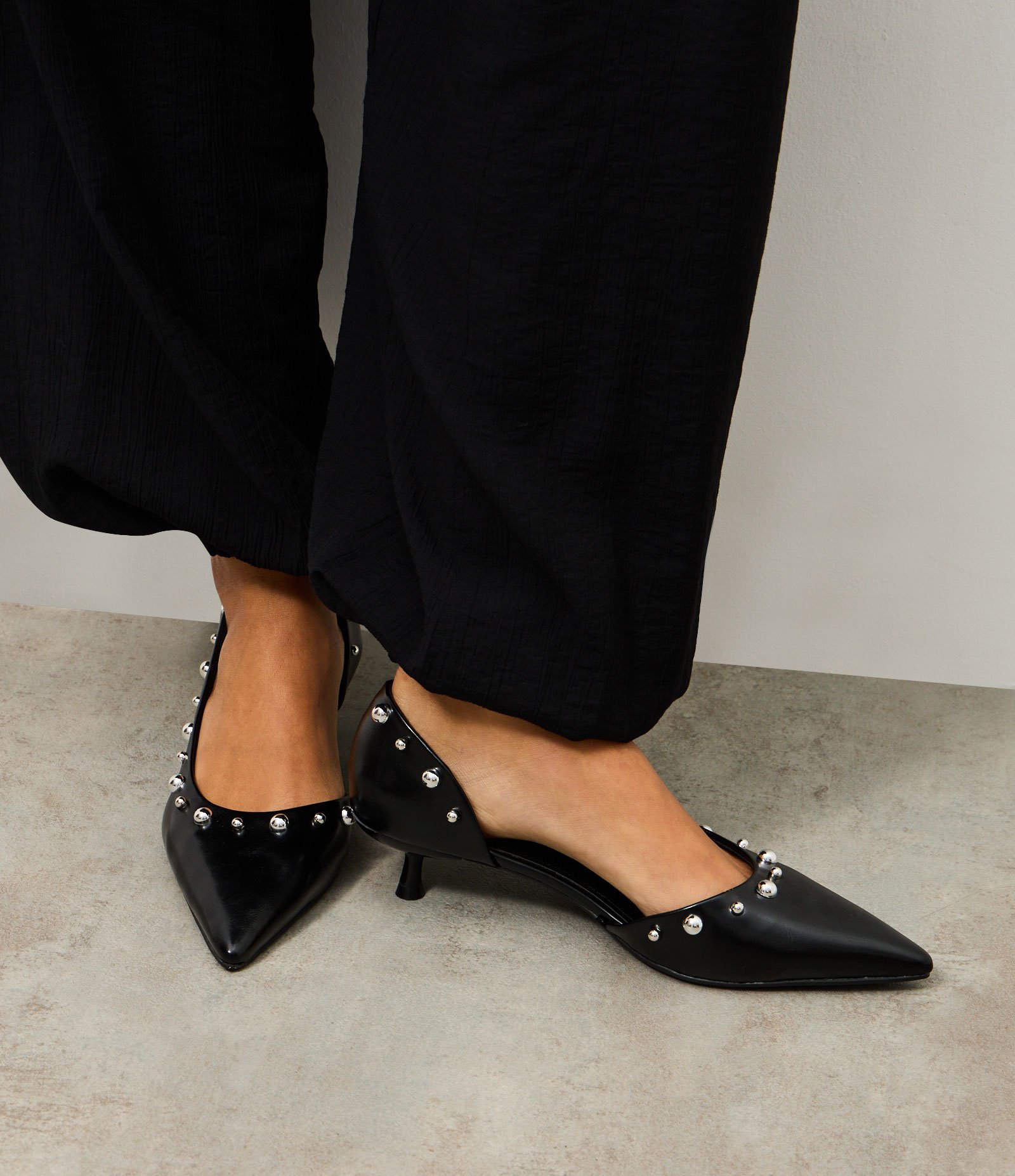 Sapato em PU com Salto Kitten Heel e Aplicação de Studs Preto 6