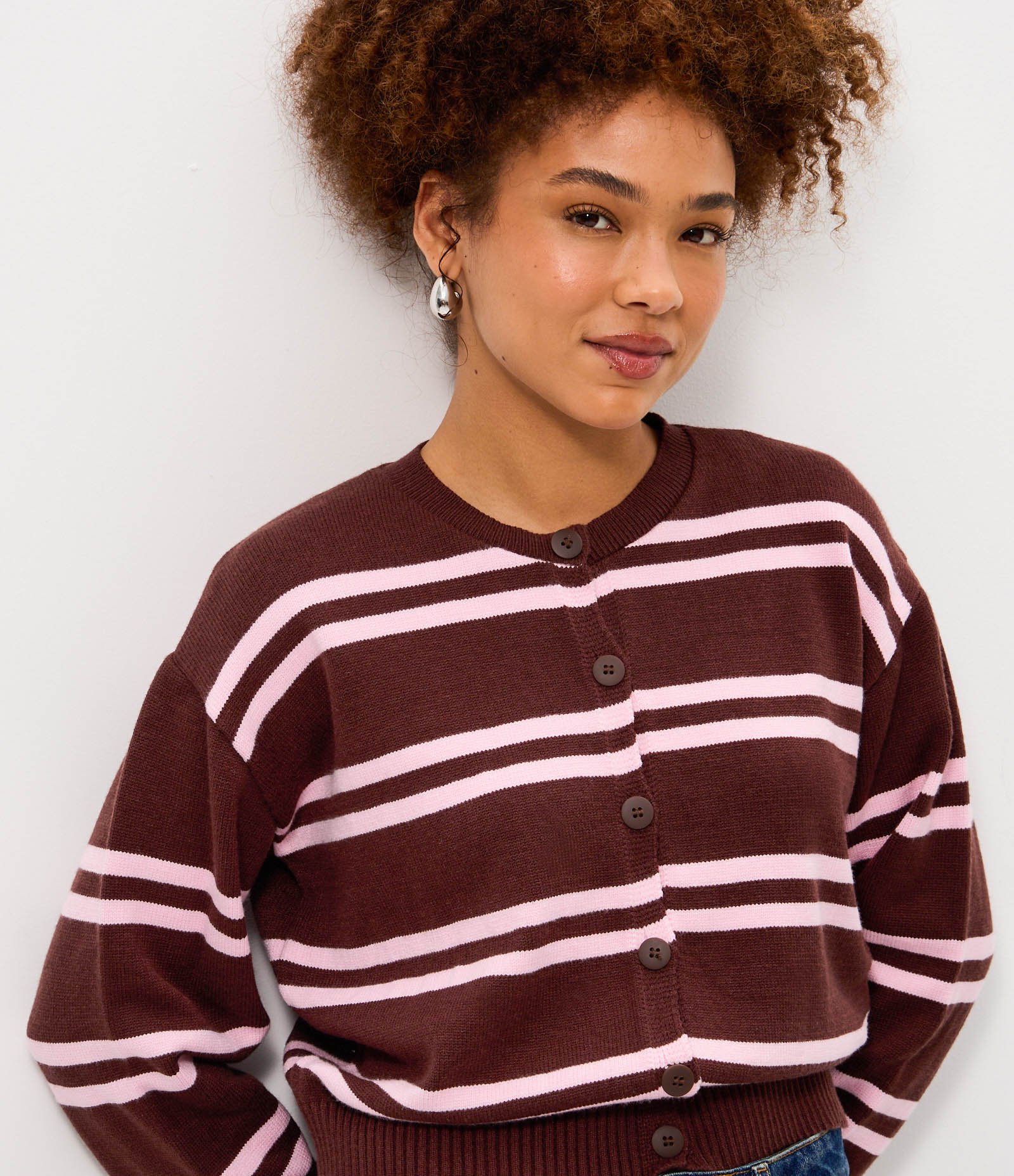 Cardigan Curto em Tricô Listrado com Abotoamento Marrom 4