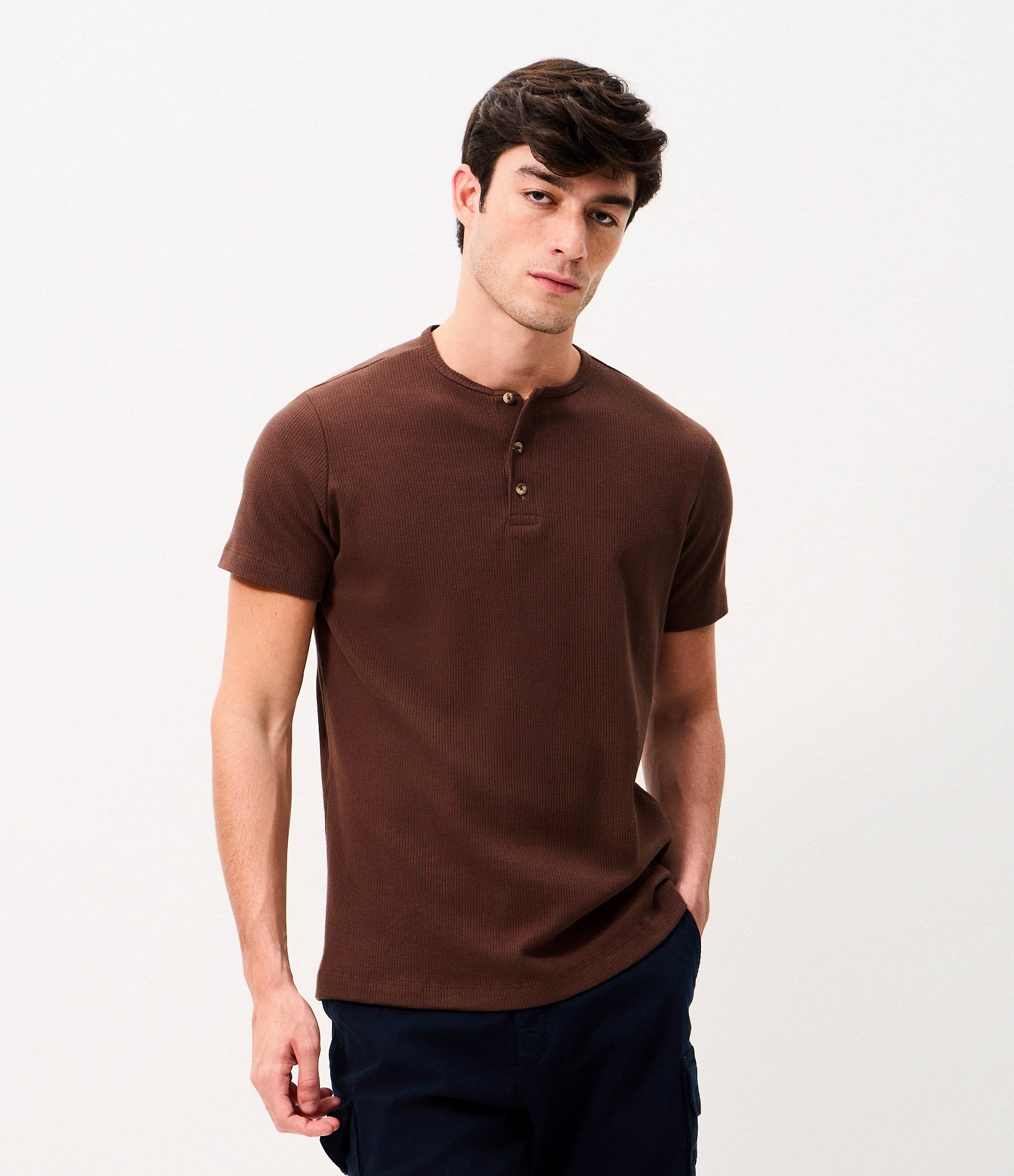 Camiseta Texturizada em Algodão com Gola Henley Marrom 3