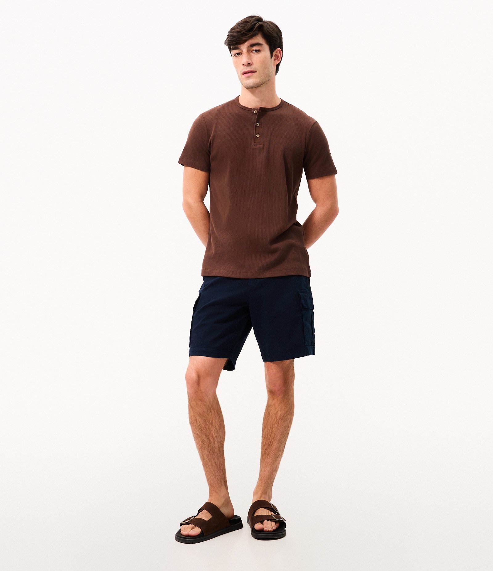 Camiseta Texturizada em Algodão com Gola Henley Marrom 4