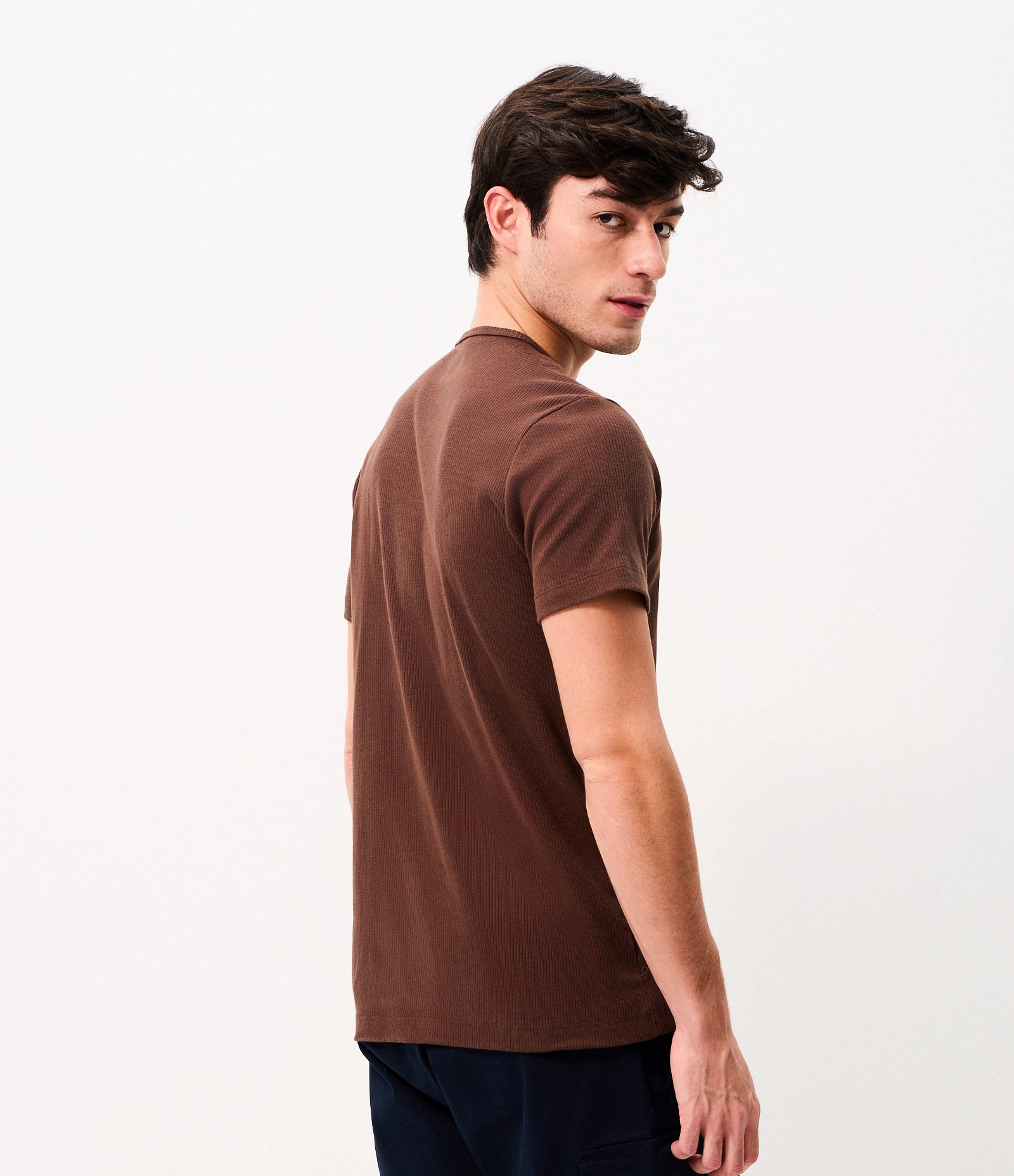 Camiseta Texturizada em Algodão com Gola Henley Marrom 5