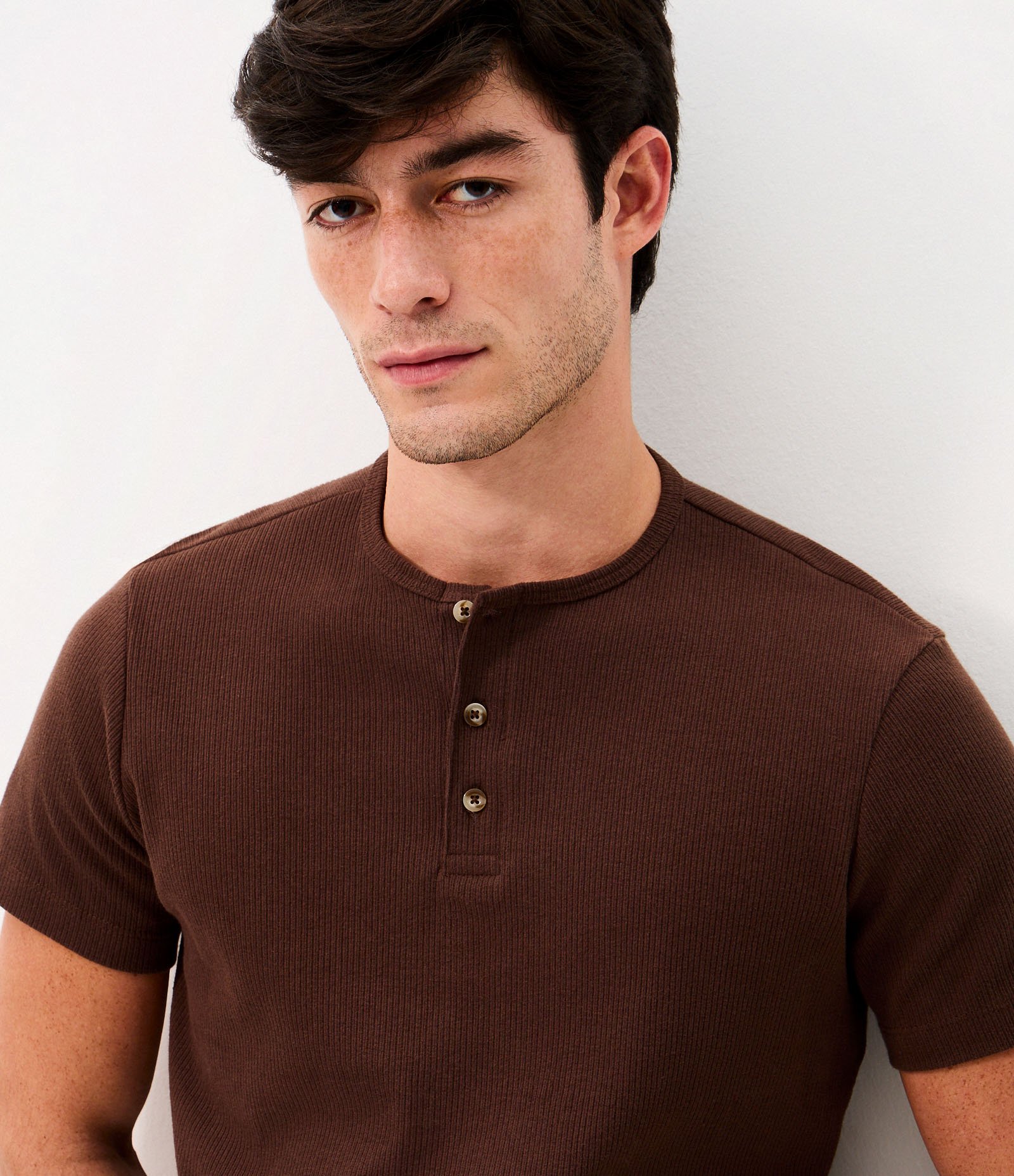 Camiseta Texturizada em Algodão com Gola Henley Marrom 6