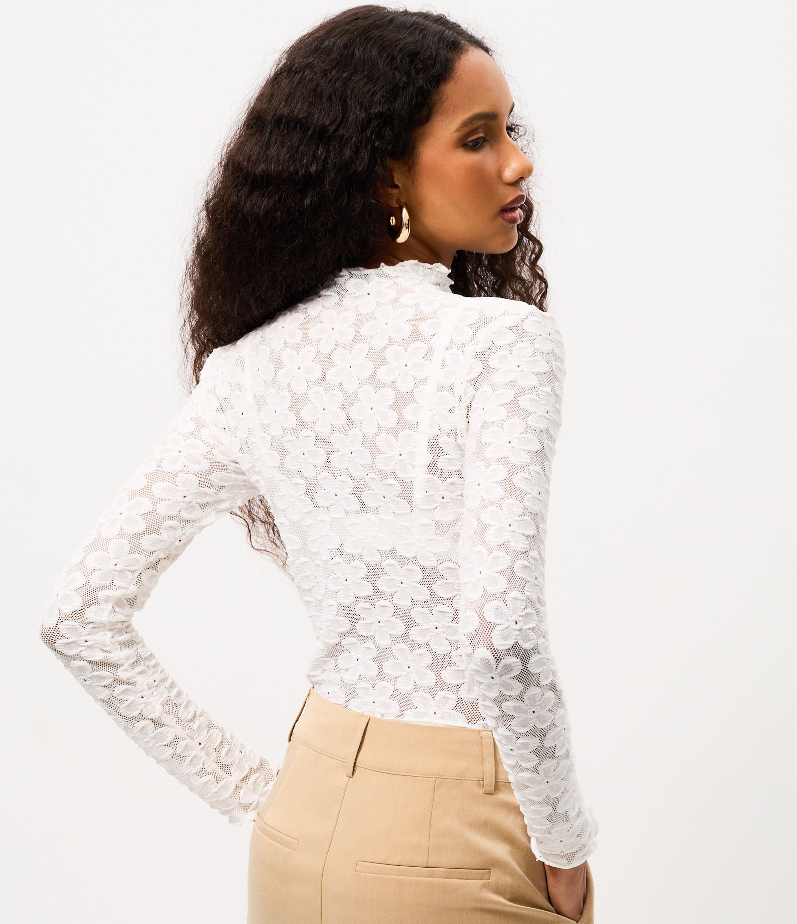 Blusa em Renda Floral com Golinha Alta Branco 4