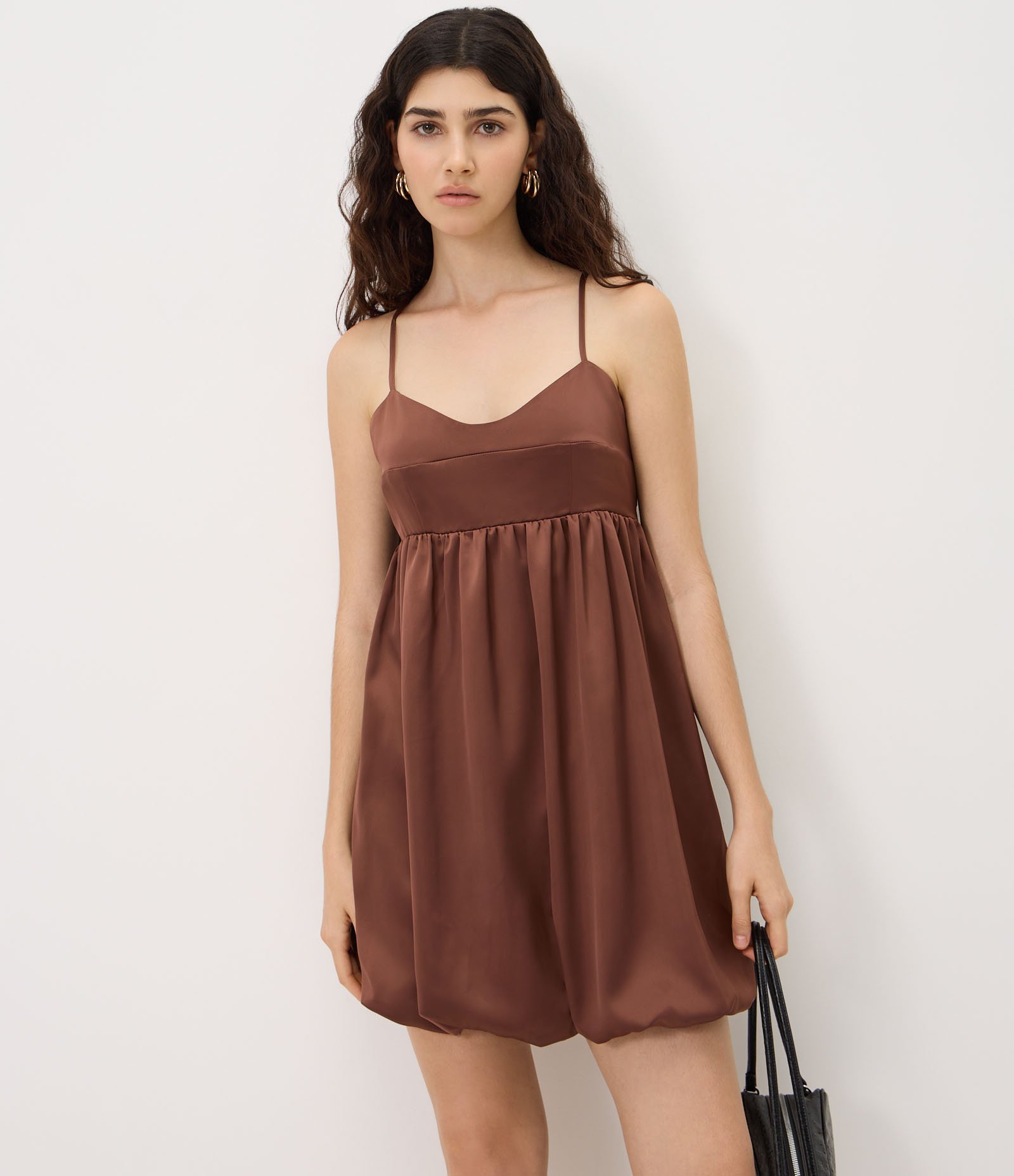 Vestido Balonê em Cetim com Alças Finas Marrom 1