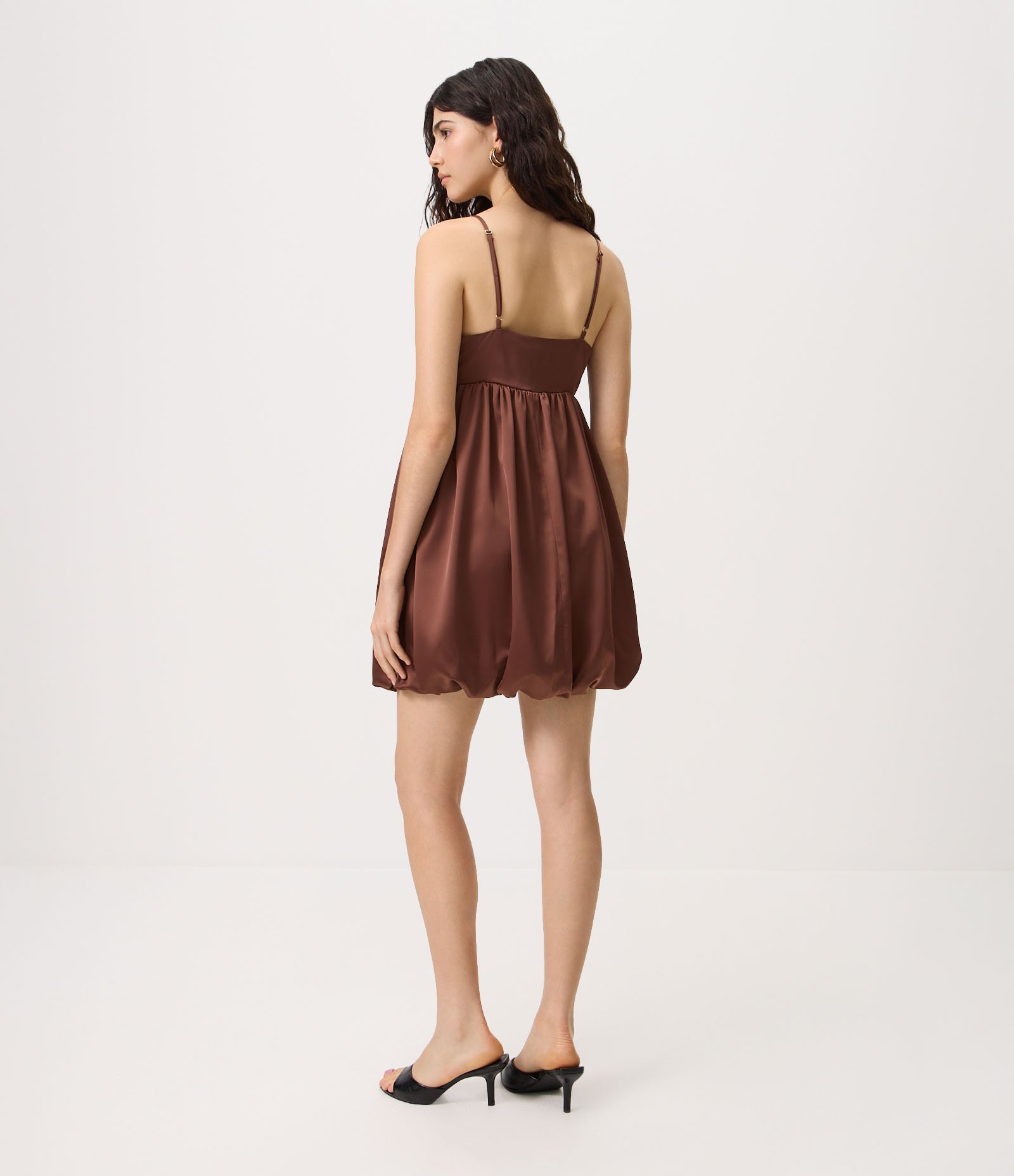 Vestido Balonê em Cetim com Alças Finas Marrom 4