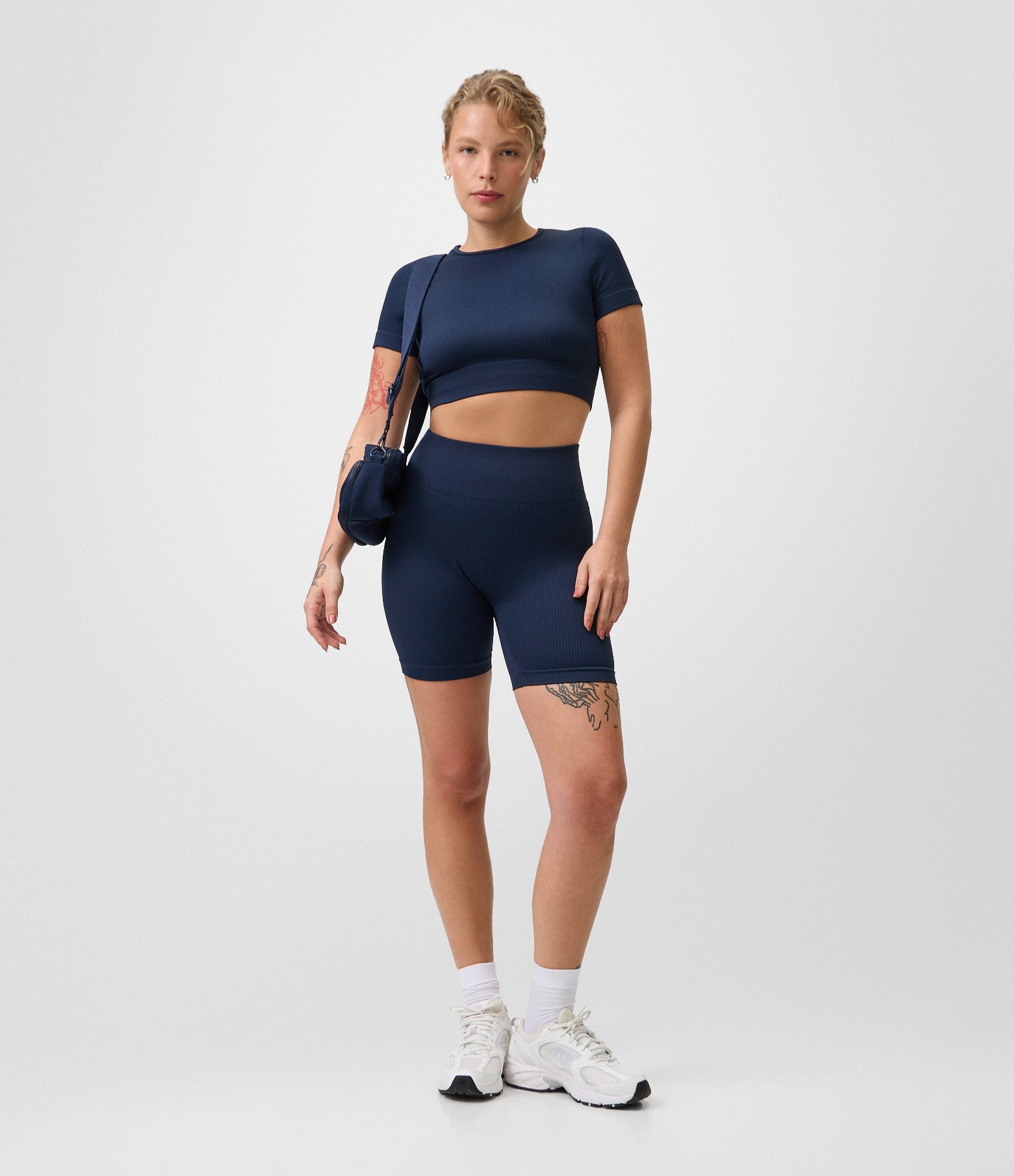 Camiseta Cropped Esportiva em Microfibra Seamless com Recorte Azul 2
